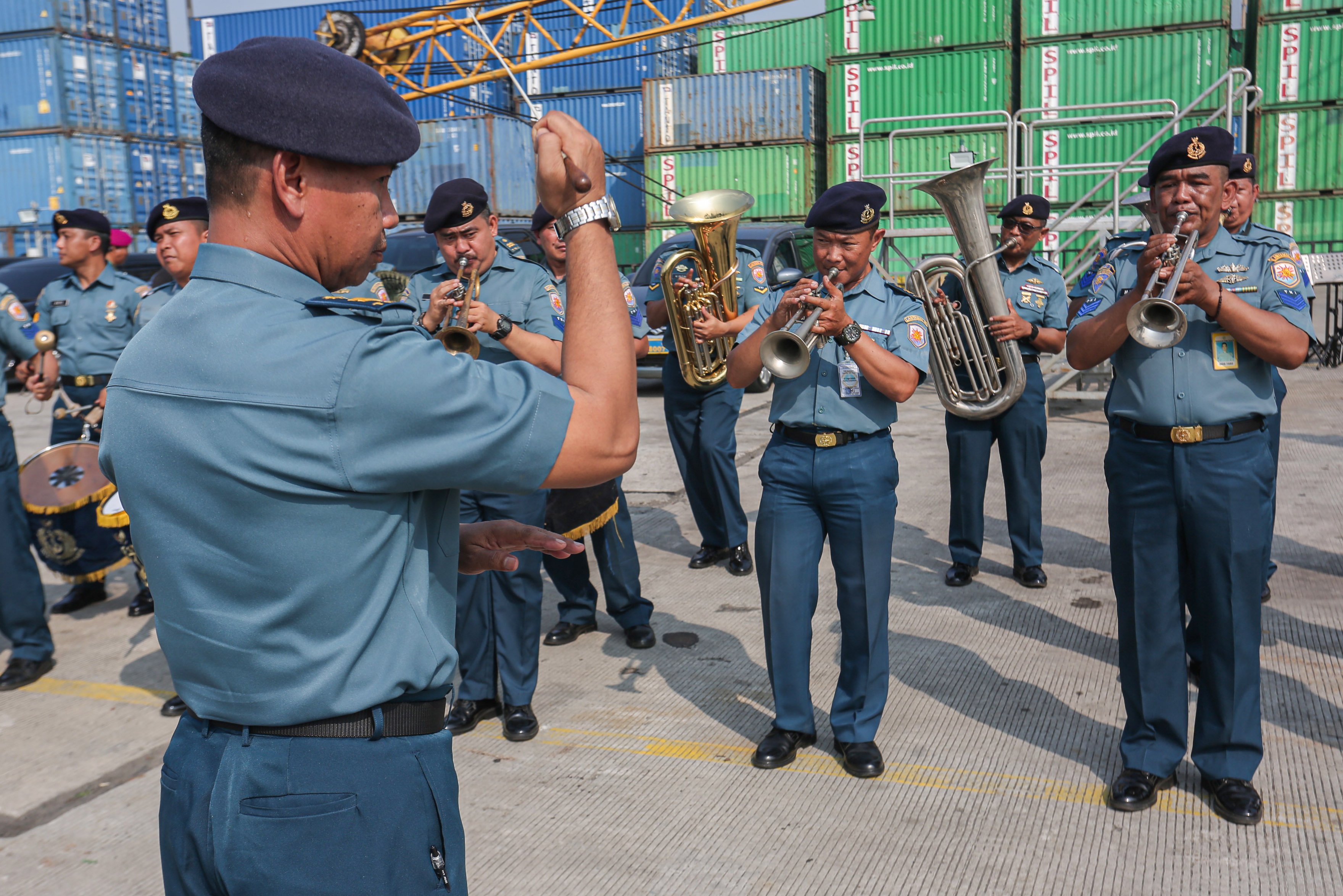 Marching band personel TNI Angkatan Laut tampil saat menyambut Kapal Kerajaan Inggris HMS Richmond yang berkunjung ke Indonesia di Dermaga Pelabuhan Tanjung Priok, Jakarta, Rabu (25/6/2025). Kunjungan yang bertepatan dengan perayaan ulang tahun Raja Charles dan ulang tahun Jakarta ke-498 ini bertujuan untuk meningkatkan kerja sama militer antara Angkatan Laut Kerajaan Inggris dengan TNI AL dan pertukaran budaya dengan mitra di Indonesia.