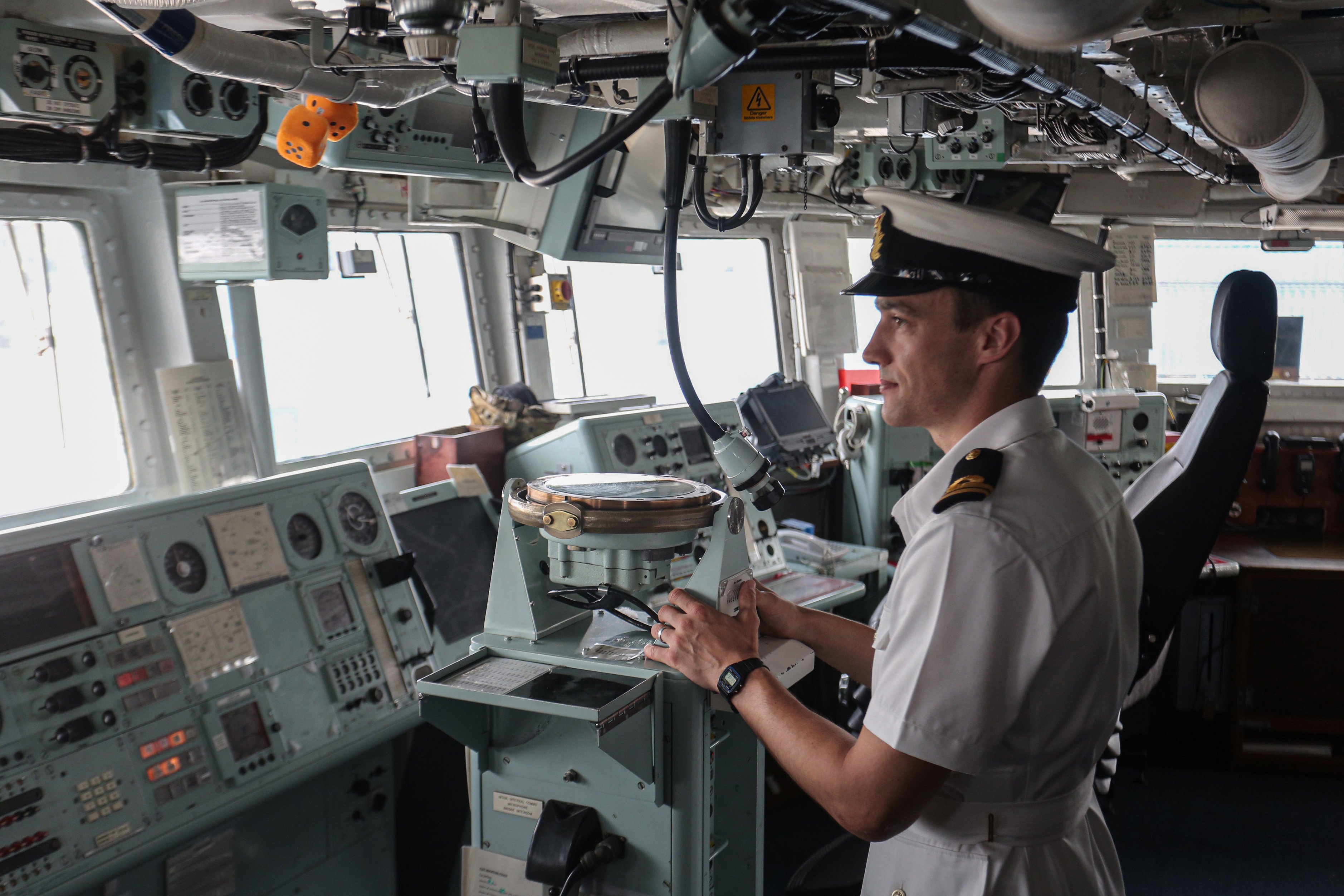 Personel Kapal Angkatan Laut Kerajaan Inggris HMS Richmond berada di ruang kemudi saat melakukan kunjungan ke Indonesia di Dermaga Pelabuhan Tanjung Priok, Jakarta, Rabu (25/6/2025). Kunjungan yang bertepatan dengan perayaan ulang tahun Raja Charles dan ulang tahun Jakarta ke-498 ini bertujuan untuk meningkatkan kerja sama militer antara Angkatan Laut Kerajaan Inggris dengan TNI AL dan pertukaran budaya dengan mitra di Indonesia.