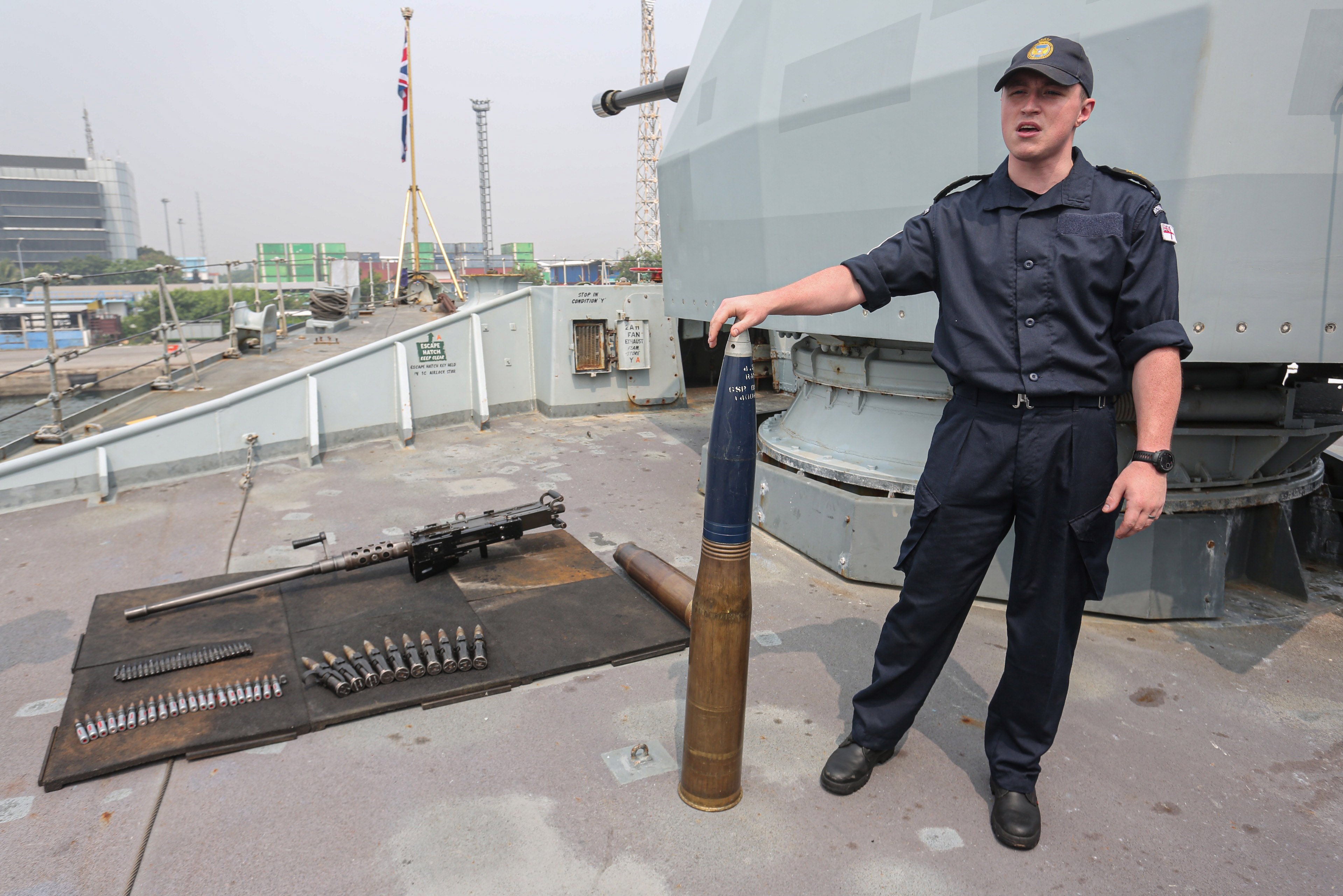 Personel Kapal Angkatan Laut Kerajaan Inggris HMS Richmond menunjukkan amunisi saat berkunjung Indonesia di Dermaga Pelabuhan Tanjung Priok, Jakarta, Rabu (25/6/2025). Kunjungan yang bertepatan dengan perayaan ulang tahun Raja Charles dan ulang tahun Jakarta ke-498 ini bertujuan untuk meningkatkan kerja sama militer antara Angkatan Laut Kerajaan Inggris dengan TNI AL dan pertukaran budaya dengan mitra di Indonesia.