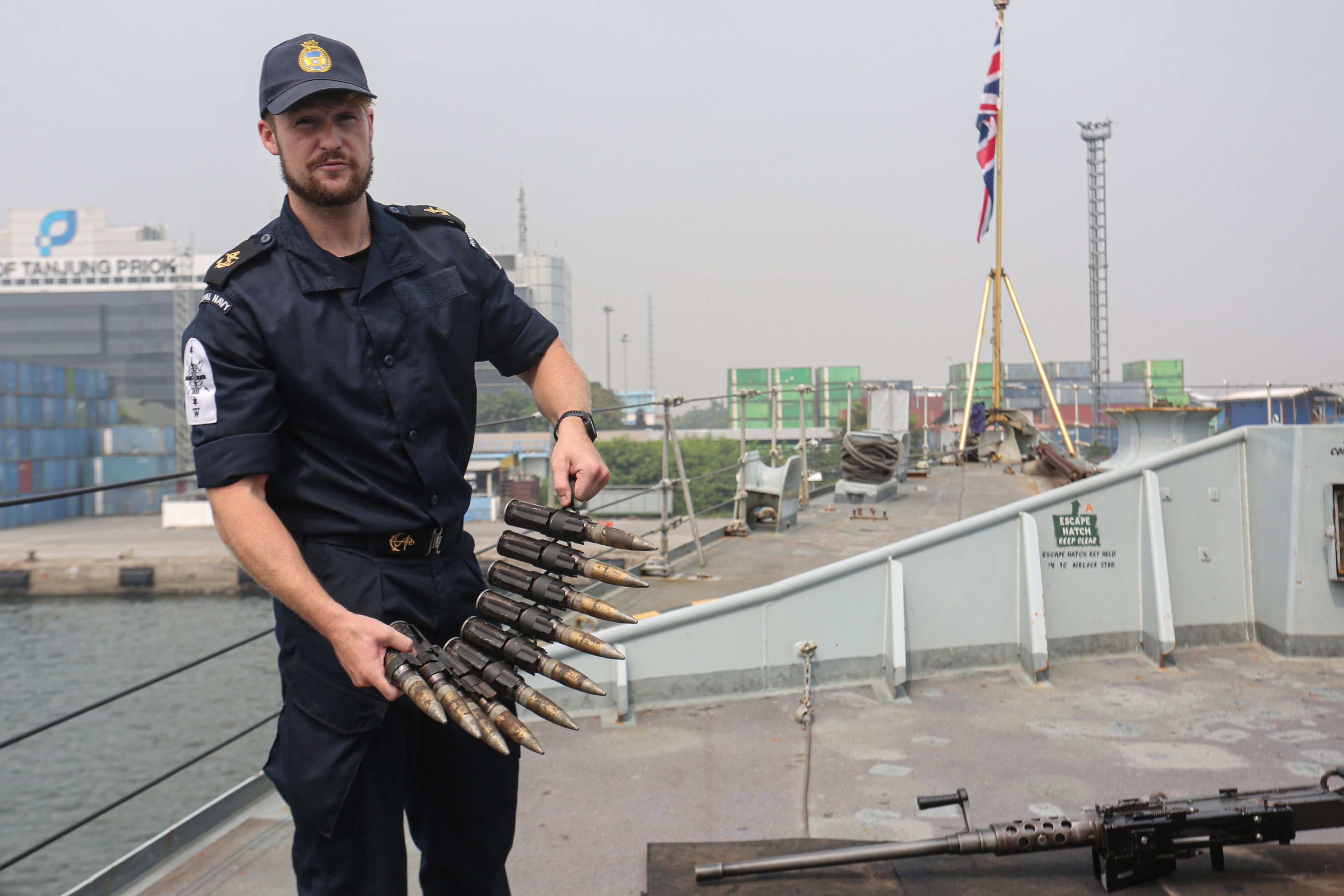 Personel Kapal Angkatan Laut Kerajaan Inggris HMS Richmond menunjukkan amunisi saat berkunjung ke Indonesia di Dermaga Pelabuhan Tanjung Priok, Jakarta, Rabu (25/6/2025). Kunjungan yang bertepatan dengan perayaan ulang tahun Raja Charles dan ulang tahun Jakarta ke-498 ini bertujuan untuk meningkatkan kerja sama militer antara Angkatan Laut Kerajaan Inggris dengan TNI AL dan pertukaran budaya dengan mitra di Indonesia.