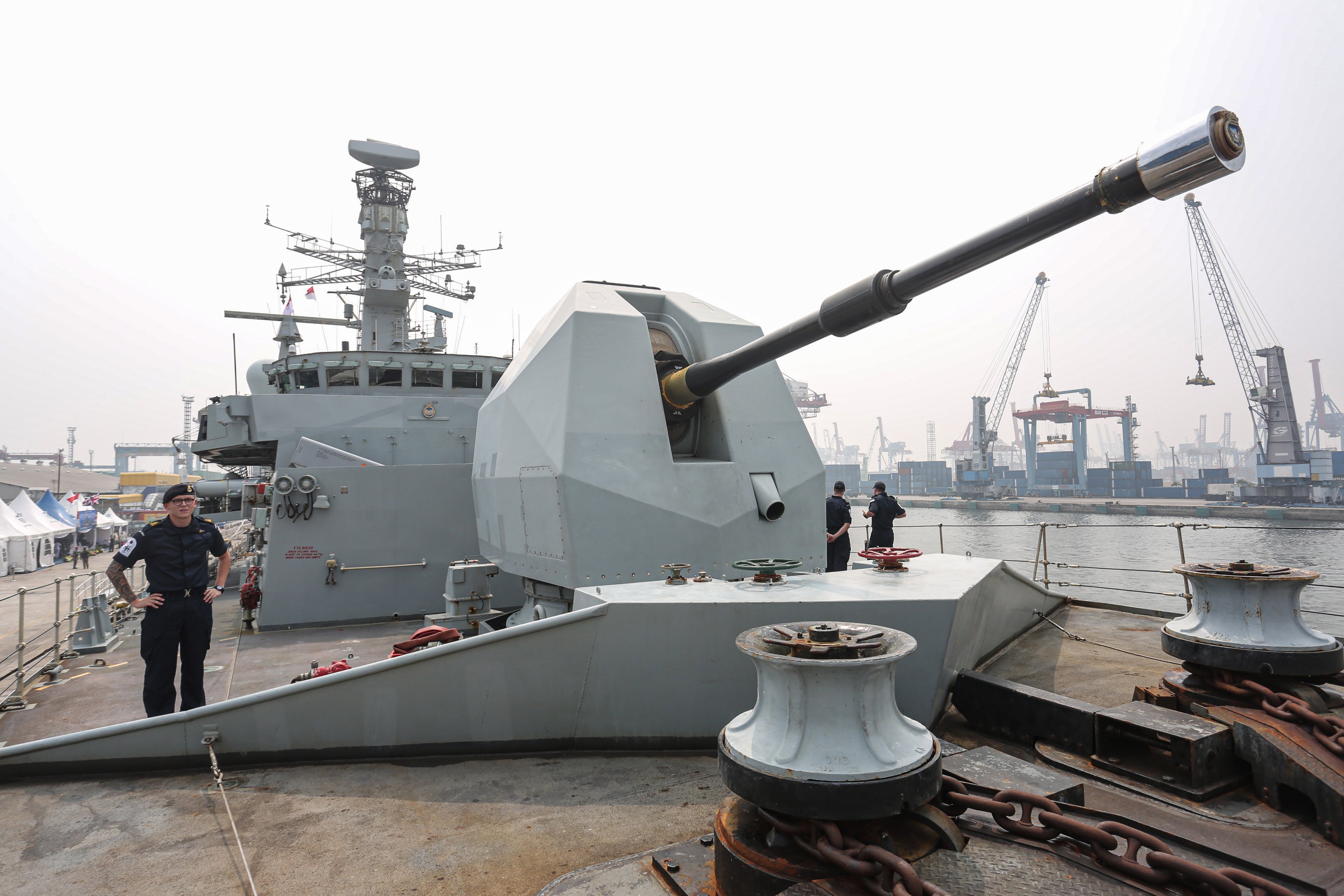 Sejumlah personel Kapal Angkatan Laut Kerajaan Inggris HMS Richmond berada di atas kapal saat berkunjung ke Indonesia di Dermaga Pelabuhan Tanjung Priok, Jakarta, Rabu (25/6/2025). Kunjungan yang bertepatan dengan perayaan ulang tahun Raja Charles dan ulang tahun Jakarta ke-498 ini bertujuan untuk meningkatkan kerja sama militer antara Angkatan Laut Kerajaan Inggris dengan TNI AL dan pertukaran budaya dengan mitra di Indonesia.