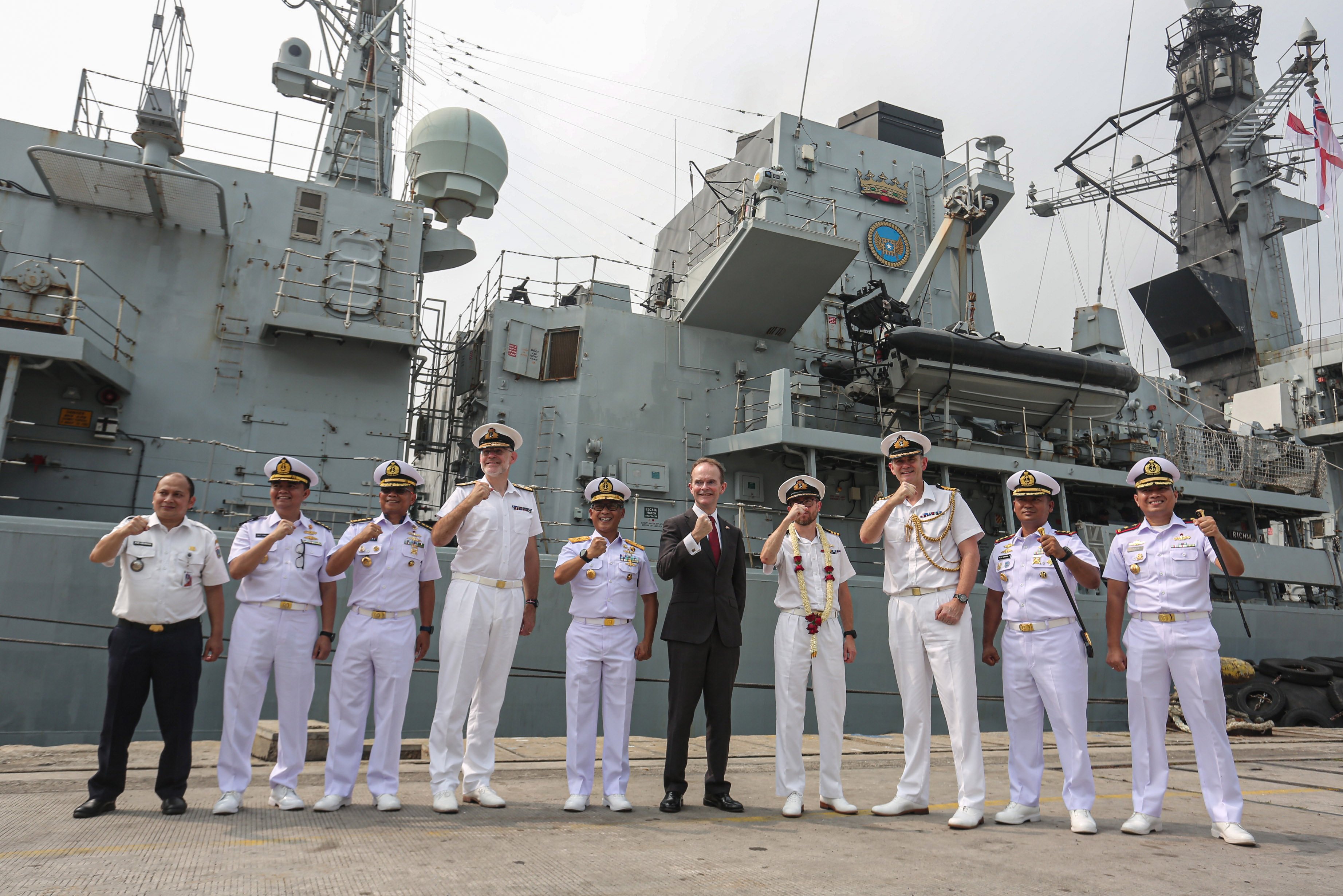 Duta Besar Inggris untuk Indonesia, Dominic Jermey (kelima kanan) berfoto bersama Laksamana Pertama TNI Agam Endrasmoro (kelima kiri), Kapten Kapal Angkatan Laut Kerajaan Inggris HMS Richmond Commander Richard Kemp (keempat kanan) saat berkunjung Indonesia di Dermaga Pelabuhan Tanjung Priok, Jakarta, Rabu (25/6/2025). 