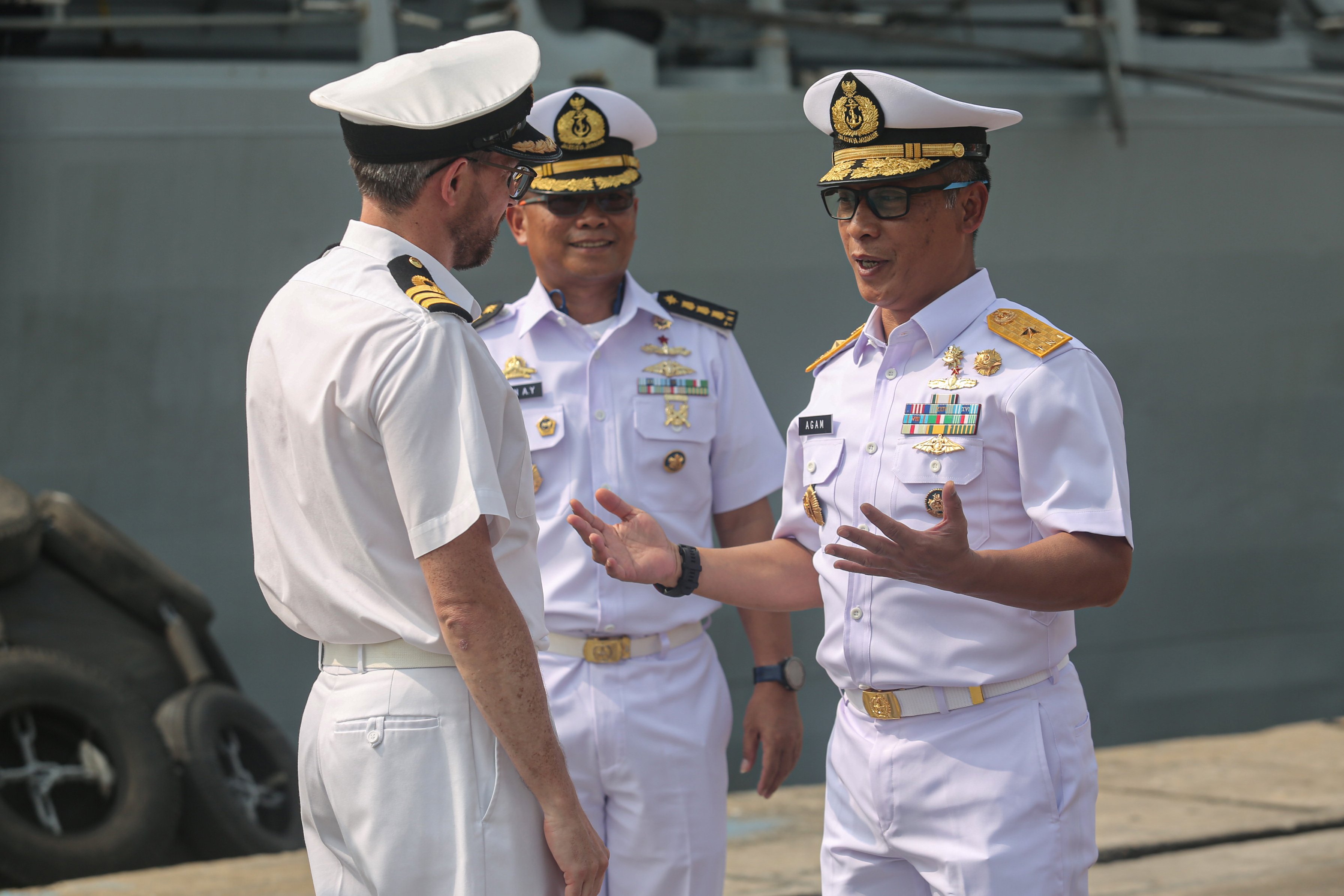 Laksamana Pertama TNI Agam Endrasmoro (kanan) menyambut Kapten Kapal Angkatan Laut Kerajaan Inggris HMS Richmond, Commander Richard Kemp (kiri) yang berkunjung ke Indonesia di Dermaga Pelabuhan Tanjung Priok, Jakarta, Rabu (25/6/2025). Kunjungan yang bertepatan dengan perayaan ulang tahun Raja Charles dan ulang tahun Jakarta ke-498 ini bertujuan untuk meningkatkan kerja sama militer antara Angkatan Laut Kerajaan Inggris dengan TNI AL dan pertukaran budaya dengan mitra di Indonesia.