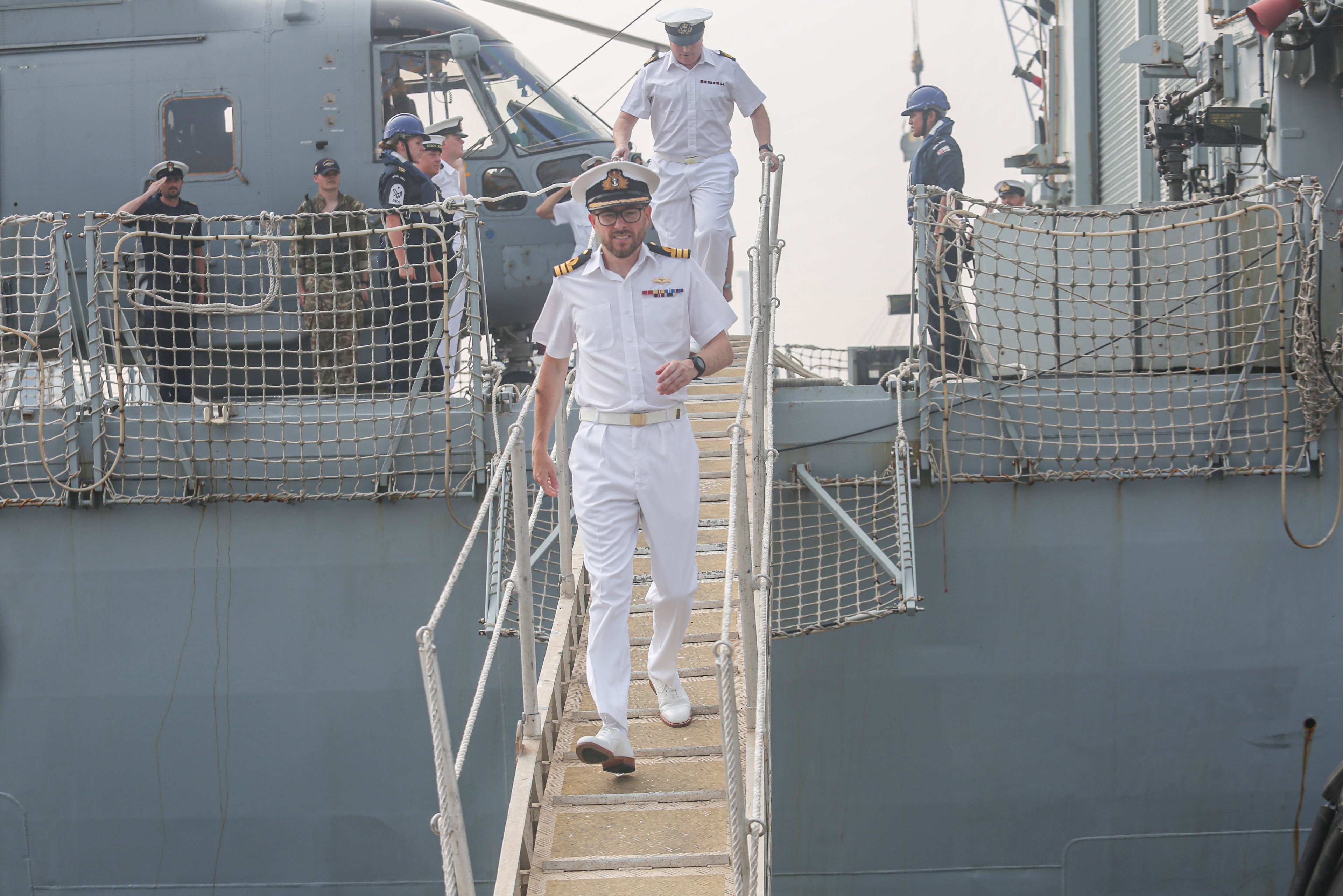 Kapten Kapal Angkatan Laut Kerajaan Inggris HMS Richmond, Commander Richard Kemp (depan) berjalan turun dari kapal saat berkunjung ke Indonesia di Dermaga Pelabuhan Tanjung Priok, Jakarta, Rabu (25/6/2025). Kunjungan yang bertepatan dengan perayaan ulang tahun Raja Charles dan ulang tahun Jakarta ke-498 ini bertujuan untuk meningkatkan kerja sama militer antara Angkatan Laut Kerajaan Inggris dengan TNI AL dan pertukaran budaya dengan mitra di Indonesia.