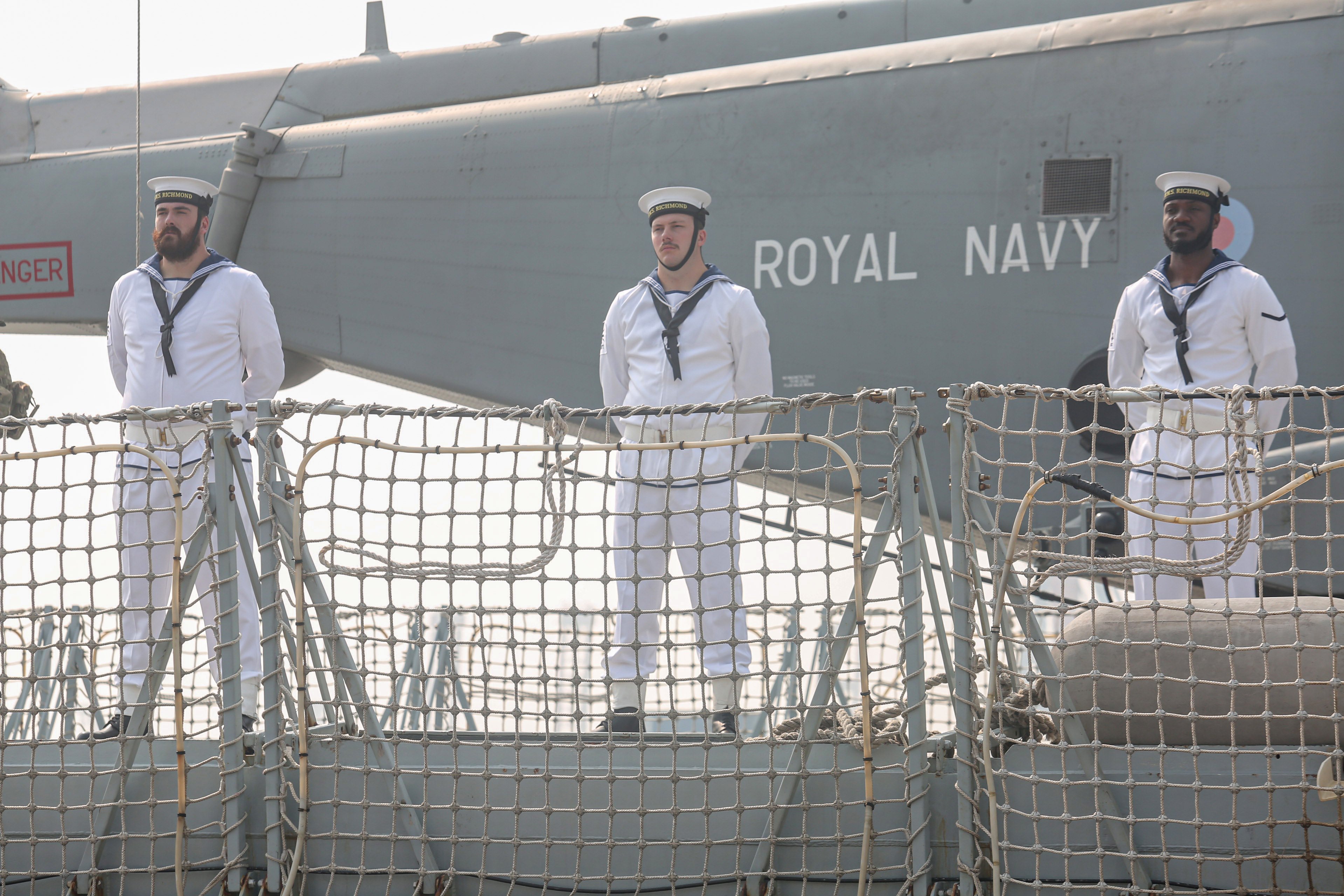 Tiga personel kapal Angkatan Laut Kerajaan Inggris HMS Richmond berada di atas kapal saat melakukan kunjungan ke Indonesia di Dermaga Pelabuhan Tanjung Priok, Jakarta, Rabu (25/6/2025). Kunjungan yang bertepatan dengan perayaan ulang tahun Raja Charles dan ulang tahun Jakarta ke-498 ini bertujuan untuk meningkatkan kerja sama militer antara Angkatan Laut Kerajaan Inggris dengan TNI AL dan pertukaran budaya dengan mitra di Indonesia.