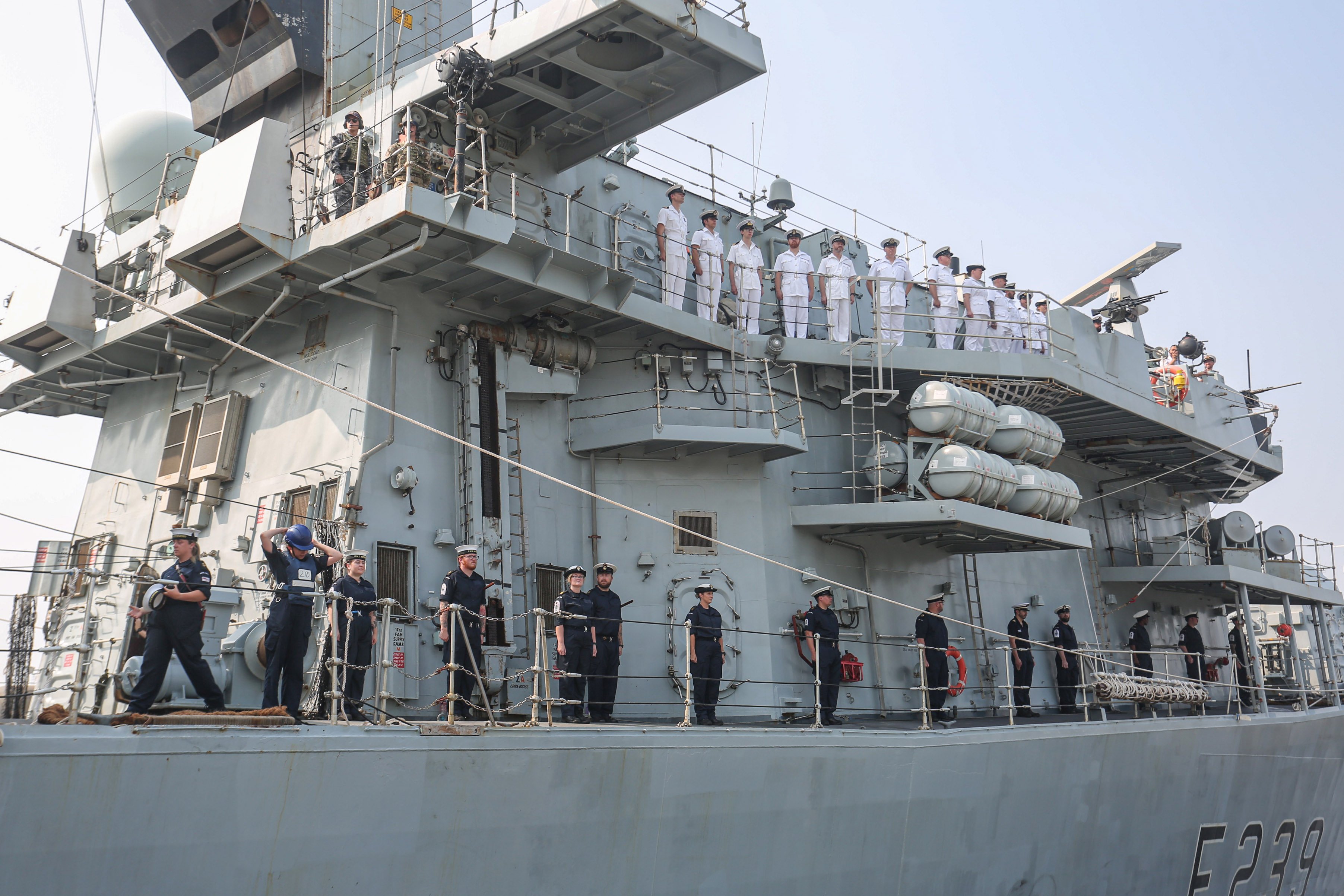 Sejumlah personel kapal Angkatan Laut Kerajaan Inggris HMS Richmond berada di atas kapal berkunjung ke Indonesia di Dermaga Pelabuhan Tanjung Priok, Jakarta, Rabu (25/6/2025). Kunjungan yang bertepatan dengan perayaan ulang tahun Raja Charles dan ulang tahun Jakarta ke-498 ini bertujuan untuk meningkatkan kerja sama militer antara Angkatan Laut Kerajaan Inggris dengan TNI AL dan pertukaran budaya dengan mitra di Indonesia.