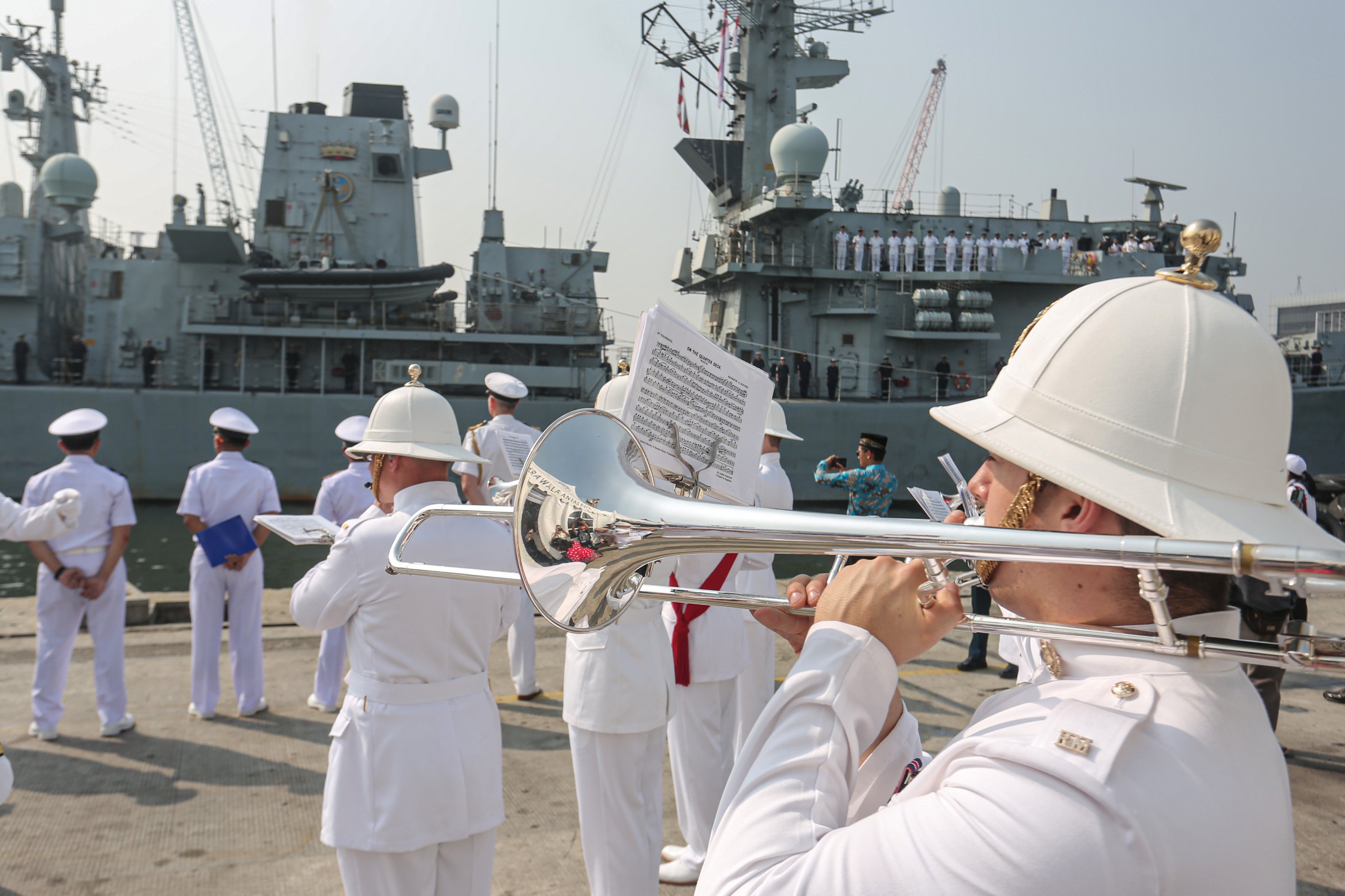 Marching band personel Angkatan Laut Kerajaan Inggris tampil saat Kapal HMS Richmond berkunjung ke Indonesia di Dermaga Pelabuhan Tanjung Priok, Jakarta, Rabu (25/6/2025). Kunjungan yang bertepatan dengan perayaan ulang tahun Raja Charles dan ulang tahun Jakarta ke-498 ini bertujuan untuk meningkatkan kerja sama militer antara Angkatan Laut Kerajaan Inggris dengan TNI AL dan pertukaran budaya dengan mitra di Indonesia.
