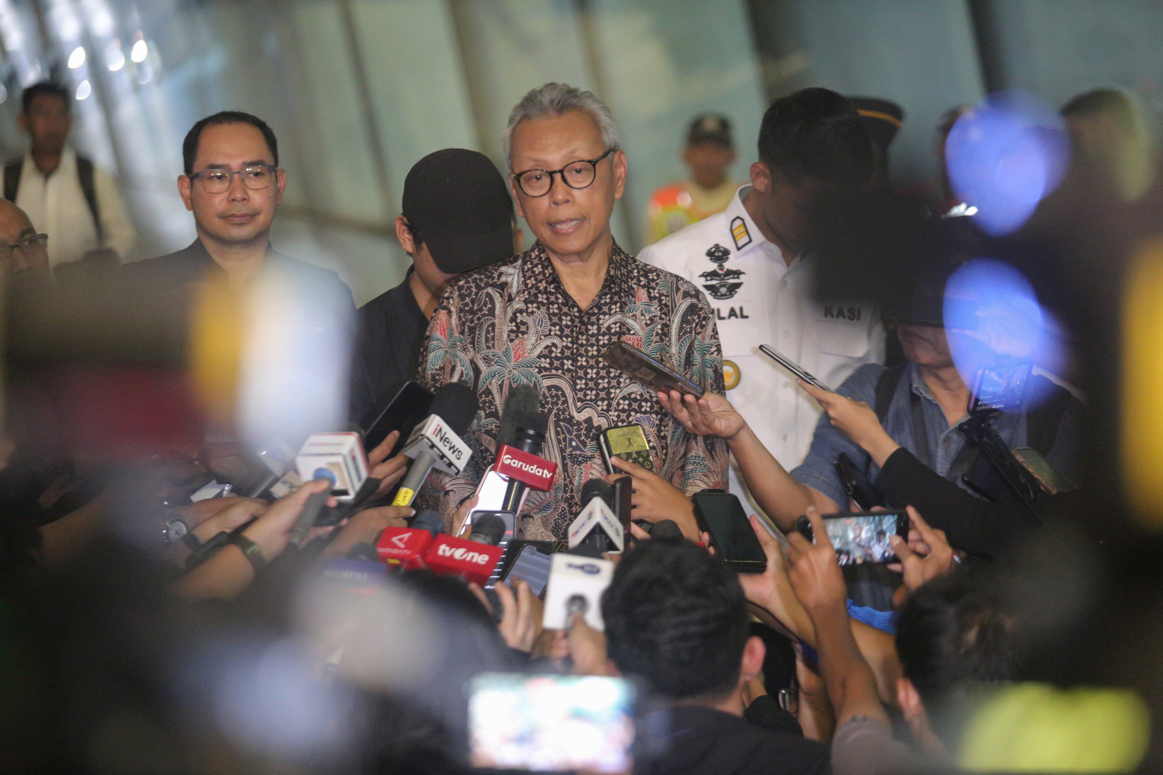 Direktur Jenderal Protokol dan Konsuler Kementerian Luar Negeri, Andy Rachmianto (tengah) menyampaikan keterangan pers usai menyambut penduduk negara Indonesia (WNI) asal Iran nan tiba di Bandara Soekarno Hatta, Tangerang, Banten, Selasa (24/6/2025). Kementerian Luar Negeri mengevakuasi 11 WNI dari Iran pada gelombang pertama dari total 97 WNI nan dipulangkan ke tanah air menyusul tensi bentrok bersenjata antara Israel dan Iran nan kian meluas.