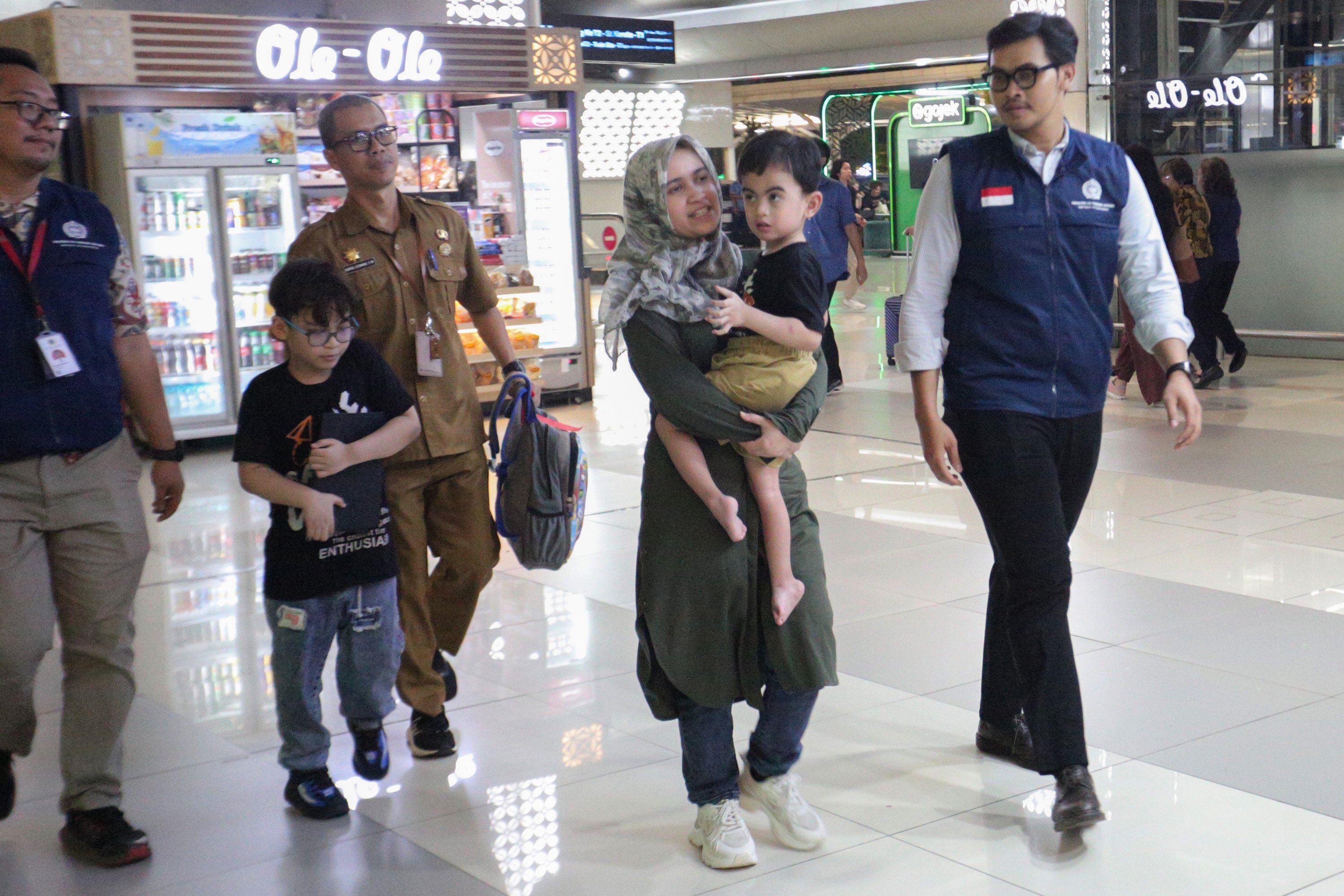 Seorang penduduk negara Indonesia (WNI) asal Iran tiba di Bandara Soekarno Hatta, Tangerang, Banten, Selasa (24/6/2025). Kementerian Luar Negeri mengevakuasi 11 WNI dari Iran pada gelombang pertama dari total 97 WNI nan dipulangkan ke tanah air menyusul tensi bentrok bersenjata antara Israel dan Iran nan kian meluas.