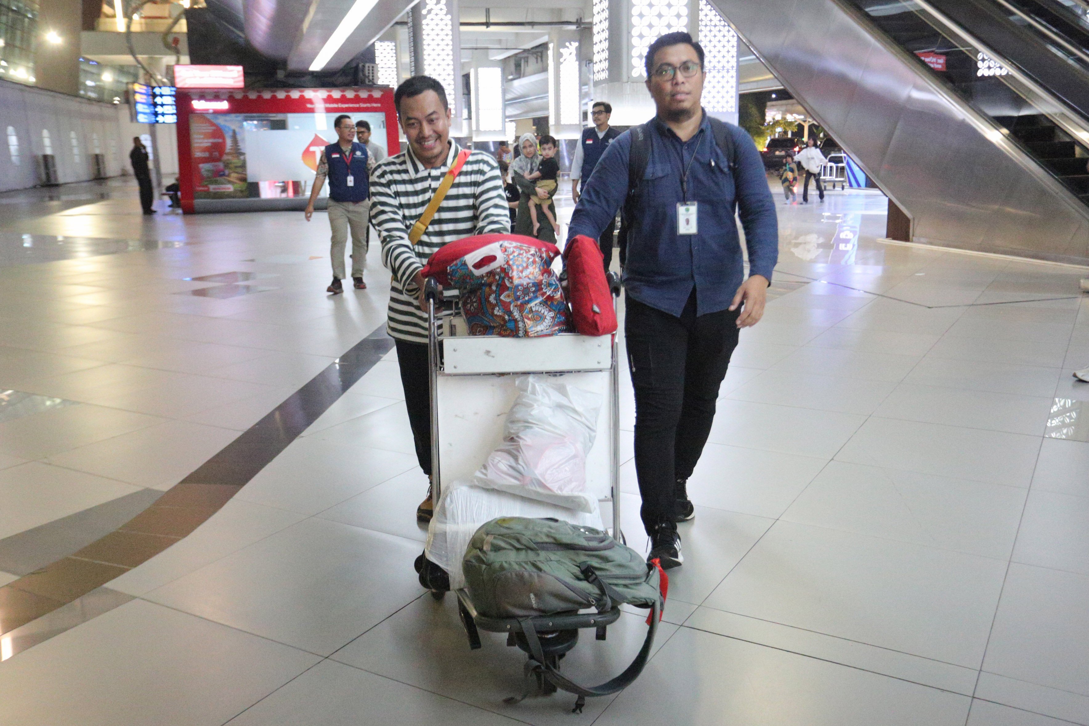 Seorang penduduk negara Indonesia (WNI) asal Iran membawa peralatan bawaan saat tiba di Bandara Soekarno Hatta, Tangerang, Banten, Selasa (24/6/2025). Kementerian Luar Negeri mengevakuasi 11 WNI dari Iran pada gelombang pertama dari total 97 WNI nan dipulangkan ke tanah air menyusul tensi bentrok bersenjata antara Israel dan Iran nan kian meluas.