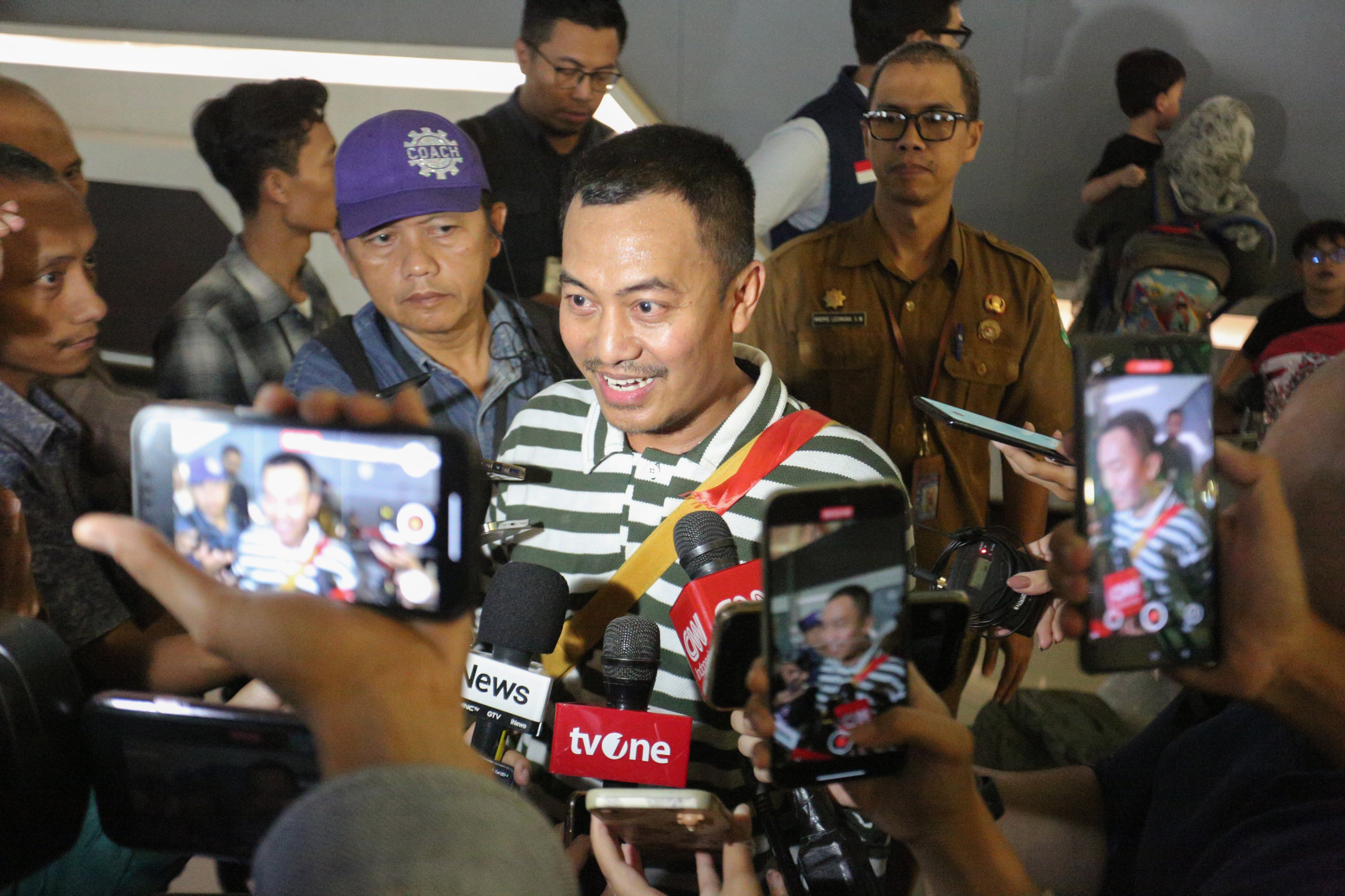 Seorang penduduk negara Indonesia (WNI) asal Iran (tengah) menjawab pertanyaan wartawan saat tiba di Bandara Soekarno Hatta, Tangerang, Banten, Selasa (24/6/2025). Kementerian Luar Negeri mengevakuasi 11 WNI dari Iran pada gelombang pertama dari total 97 WNI nan dipulangkan ke tanah air menyusul tensi bentrok bersenjata antara Israel dan Iran nan kian meluas.