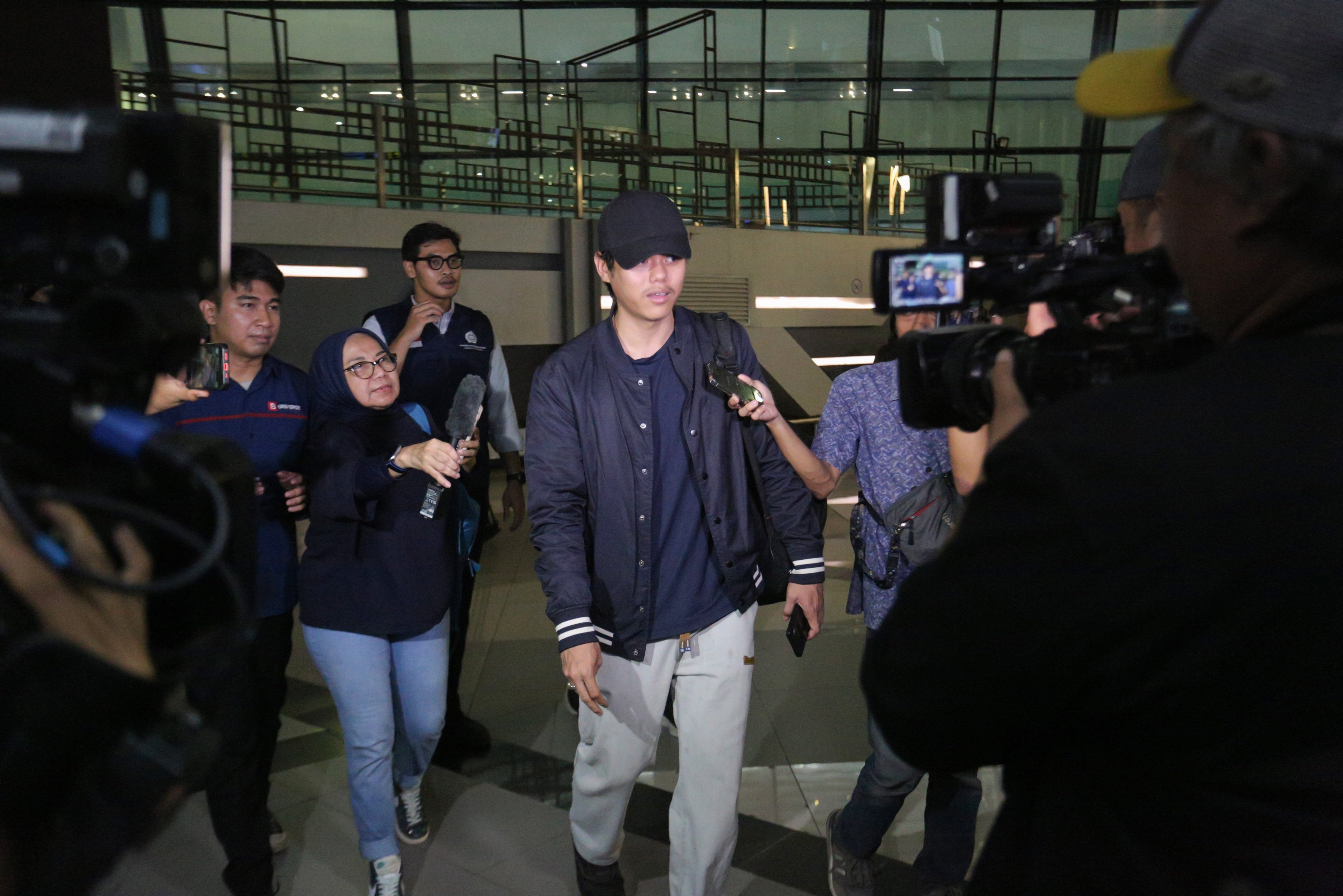 Seorang penduduk negara Indonesia (WNI) asal Iran (tengah) tiba di Bandara Soekarno Hatta, Tangerang, Banten, Selasa (24/6/2025). Kementerian Luar Negeri mengevakuasi 11 WNI dari Iran pada gelombang pertama dari total 97 WNI nan dipulangkan ke tanah air menyusul tensi bentrok bersenjata antara Israel dan Iran nan kian meluas.