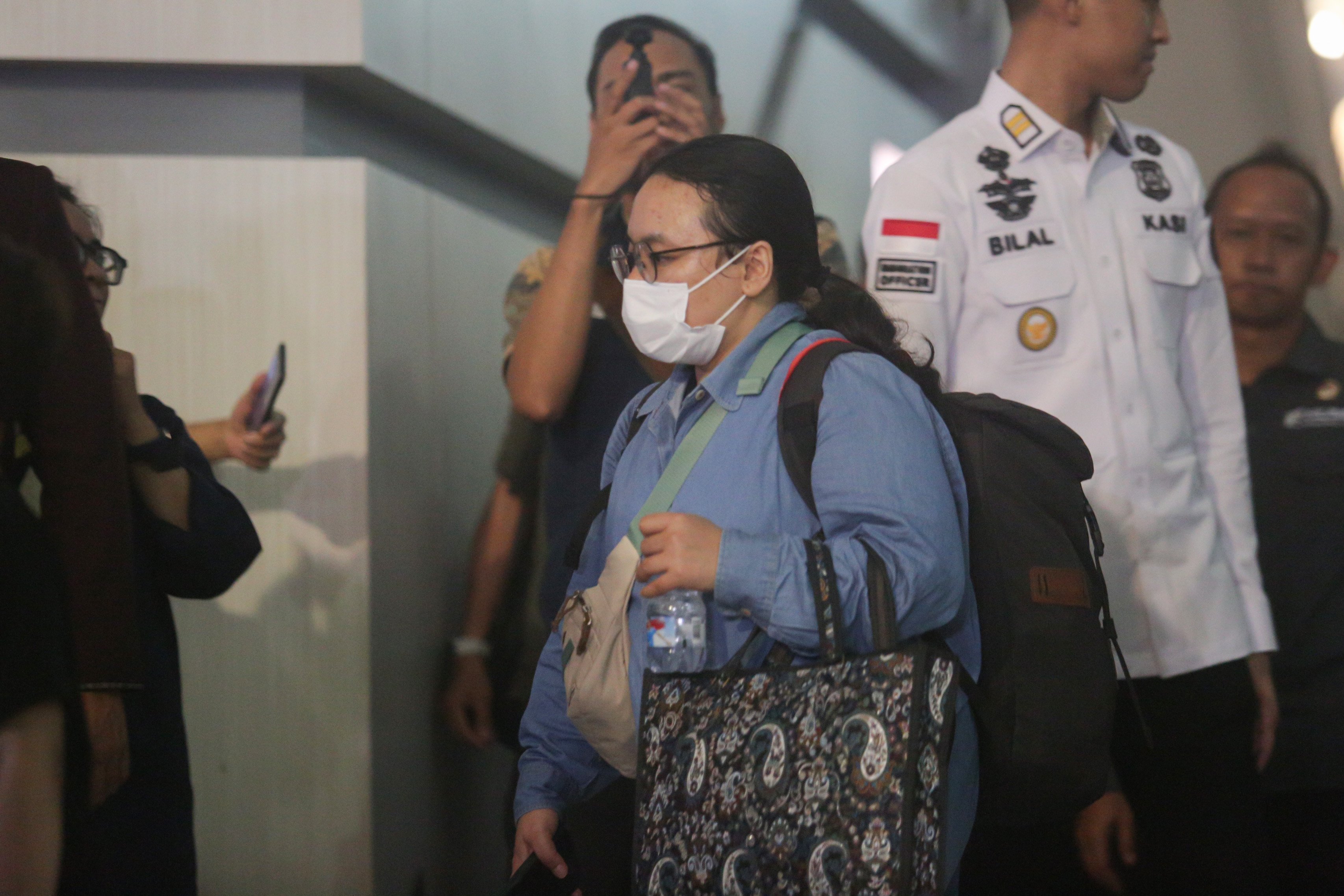 Seorang penduduk negara Indonesia (WNI) asal Iran tiba di Bandara Soekarno Hatta, Tangerang, Banten, Selasa (24/6/2025). Kementerian Luar Negeri mengevakuasi 11 WNI dari Iran pada gelombang pertama dari total 97 WNI nan dipulangkan ke tanah air menyusul tensi bentrok bersenjata antara Israel dan Iran nan kian meluas.