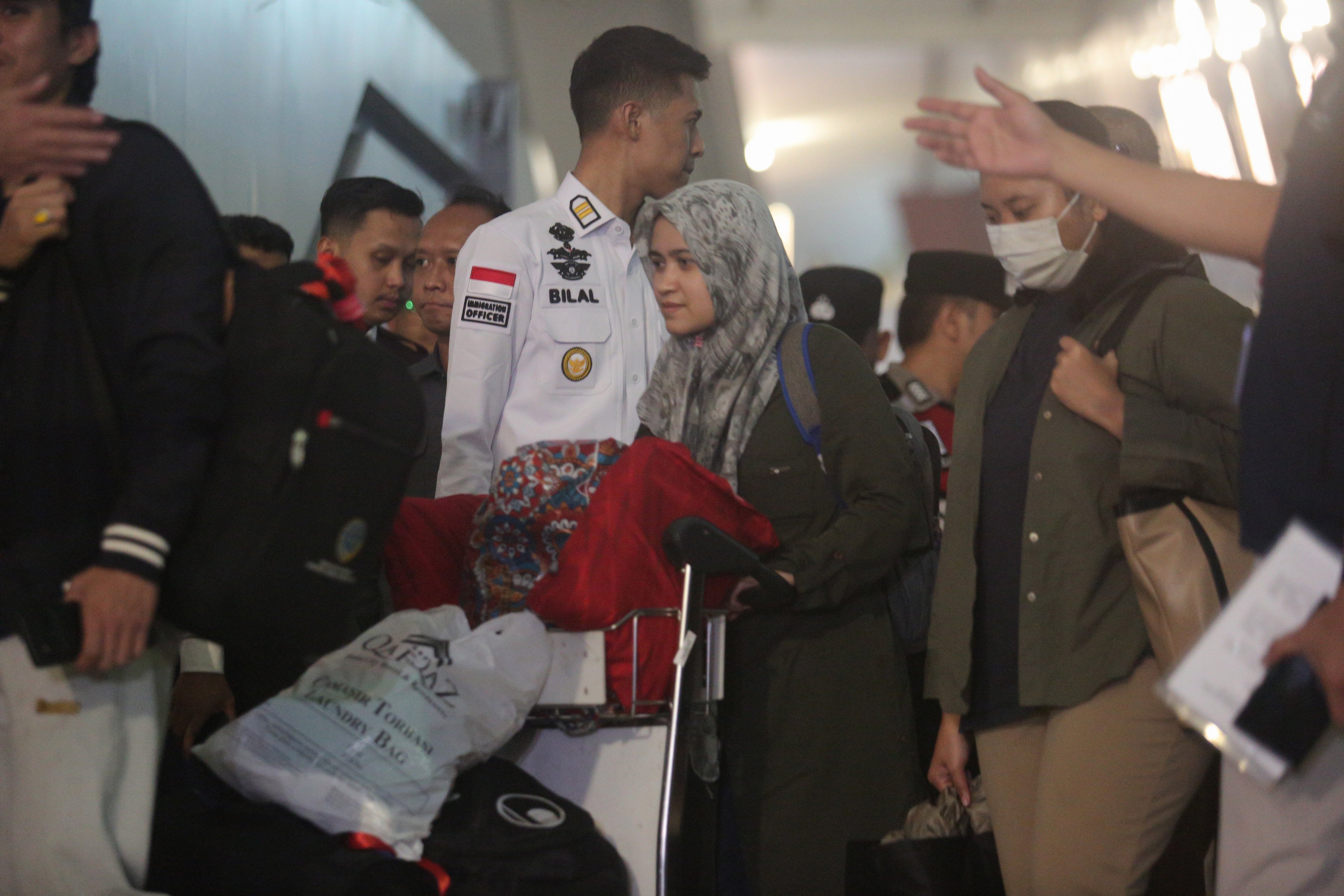 Dua penduduk negara Indonesia (WNI) asal Iran tiba di Bandara Soekarno Hatta, Tangerang, Banten, Selasa (24/6/2025). Kementerian Luar Negeri mengevakuasi 11 WNI dari Iran pada gelombang pertama dari total 97 WNI nan dipulangkan ke tanah air menyusul tensi bentrok bersenjata antara Israel dan Iran nan kian meluas.\r\n