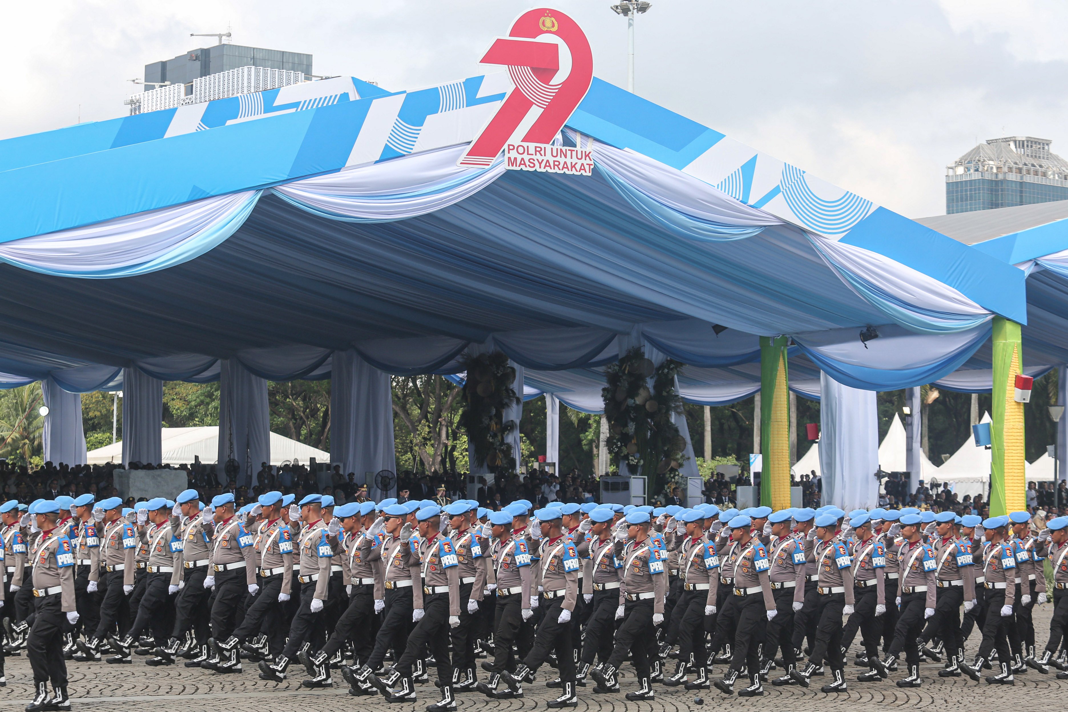 Pasukan polisi melakukan defile saat upacara HUT ke-79 Bhayangkara di kawasan Monumen Nasional (Monas), Jakarta, Selasa (1/7/2025). Peringatan HUT Polri tahun ini mengusung tema \