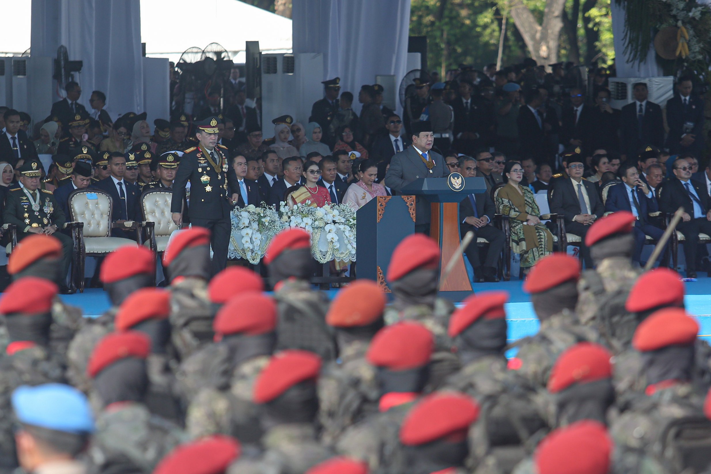 Presiden Prabowo Subianto (kelima kanan) menyampaikan sambutan pada upacara HUT ke-79 Bhayangkara di kawasan Monumen Nasional (Monas), Jakarta, Selasa (1/7/2025). Peringatan HUT Polri tahun ini mengusung tema \
