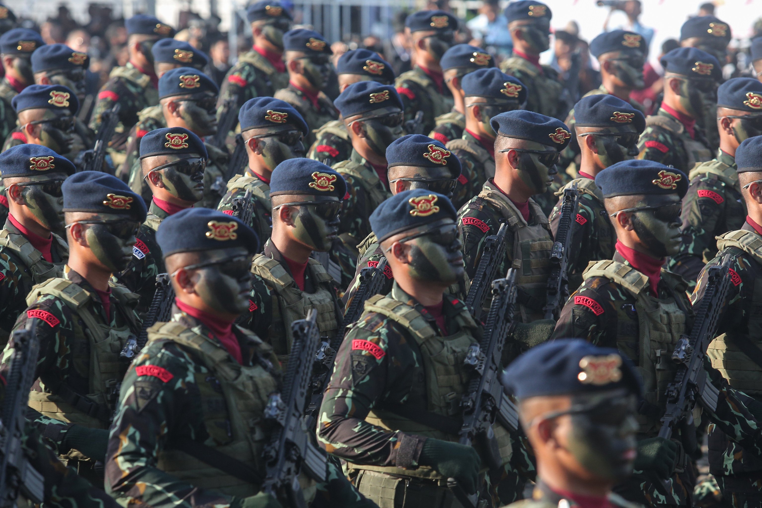 Sejumlah pasukan Pelopor Korps Brimob bersiap untuk mengikuti upacara HUT ke-79 Bhayangkara di kawasan Monumen Nasional (Monas), Jakarta, Selasa (1/7/2025). Peringatan HUT Polri tahun ini mengusung tema \