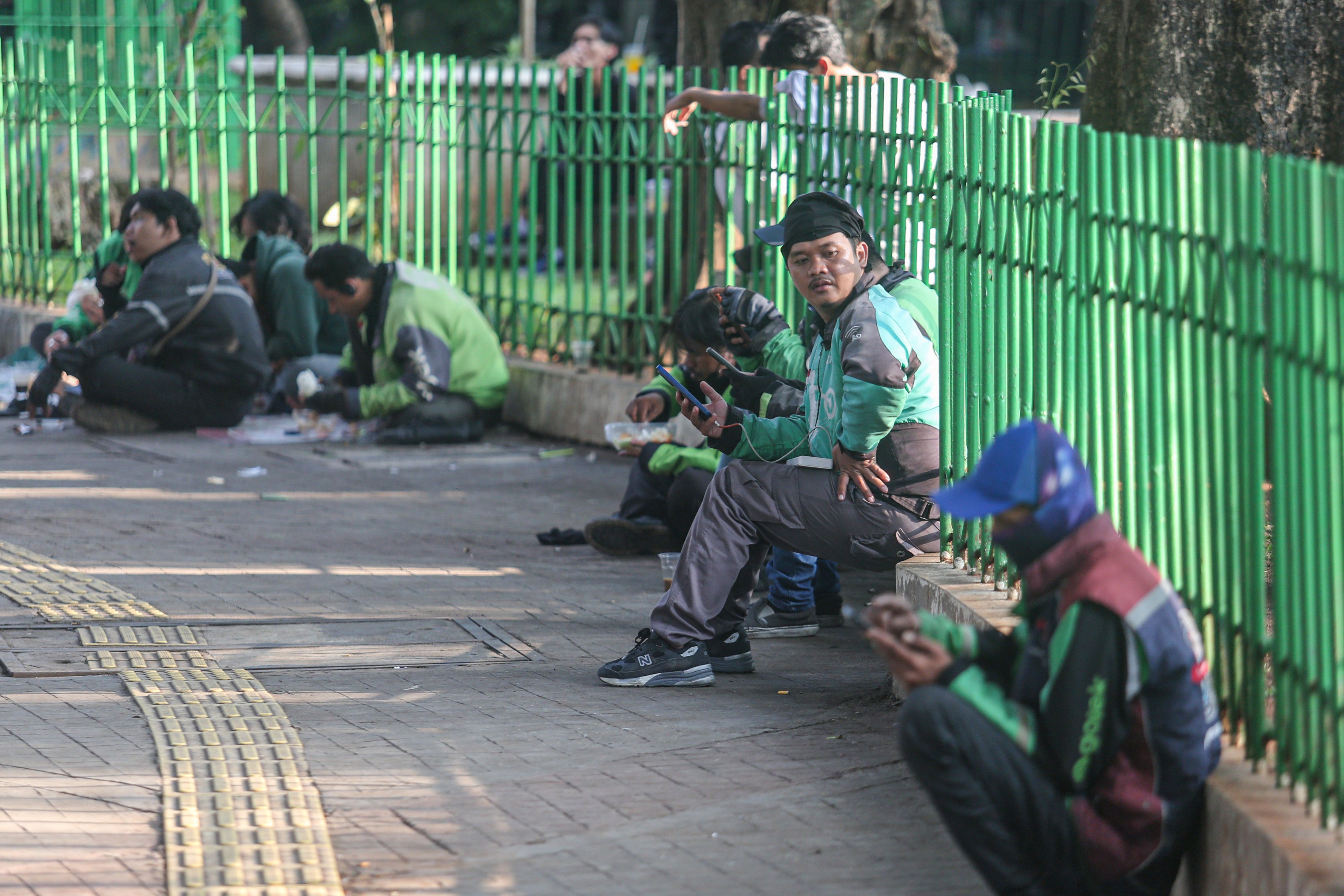 Sejumlah pengemudi ojek online (ojol) menunggu orderan di kawasan Blok M, Jakarta, Kamis (3/7/2025). Kementerian Perhubungan (Kemenhub) tengah mengkaji kenaikan tarif ojol sebesar 8%-15% dengan jumlah eskalasi yang bervariasi tergantung zona wilayah masing-masing pengguna.