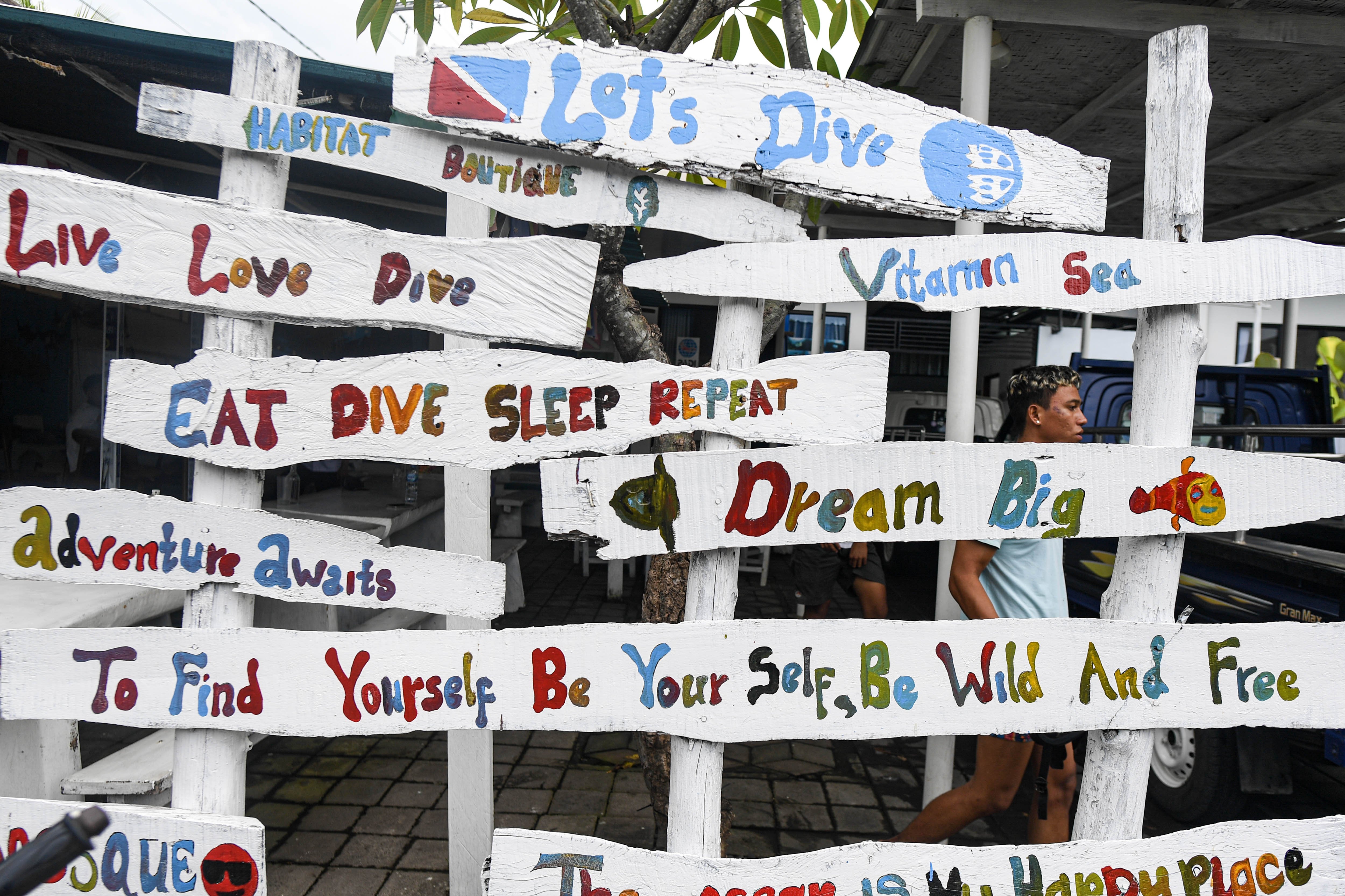 Seorang wisatawan berada di pusat penyelaman (dive center), Desa Tulamben, Kubu, Karangasem, Bali.