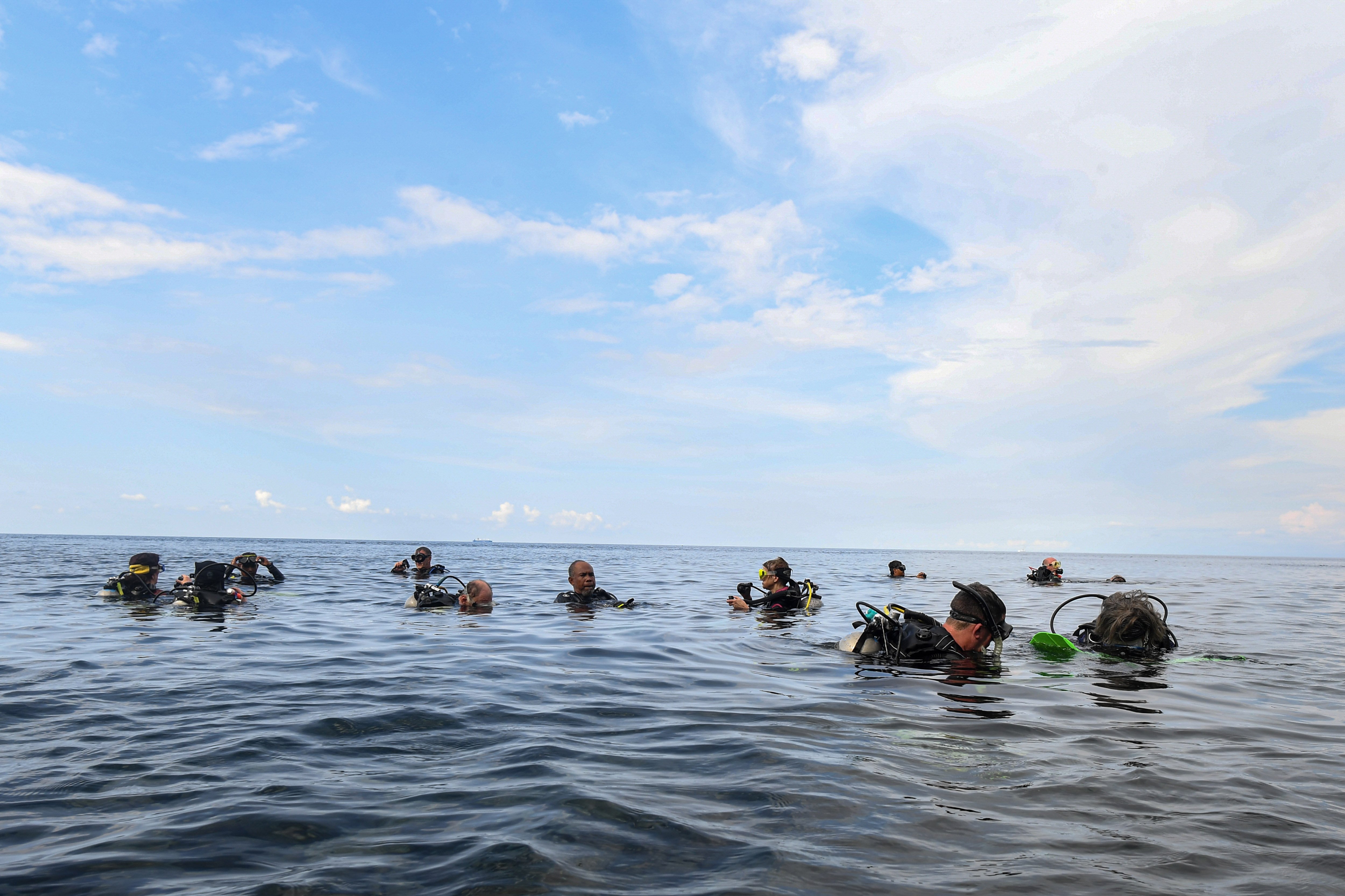 Wisatawan berada di permukaan usai melakukan penyelaman di Perairan Laut Tulamben, Desa Tulamben, Kubu, Karangasem, Bali.