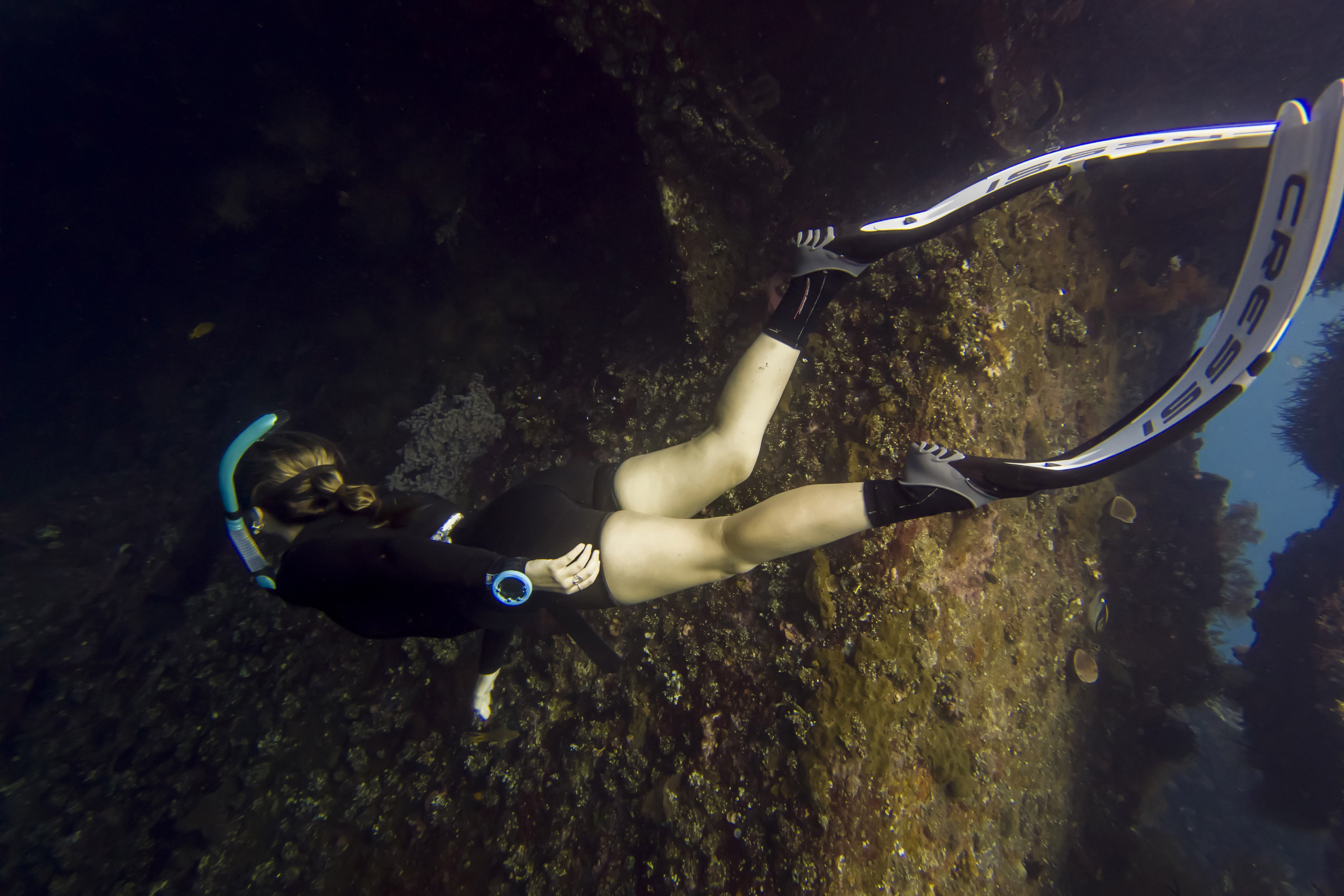 Wisatawan melakukan penyelaman bebas (freediving) di area Kapal Karam USAT Liberty Amerika Serikat, di Perairan Laut Tulamben, Desa Tulamben, Kubu, Karangasem, Bali.