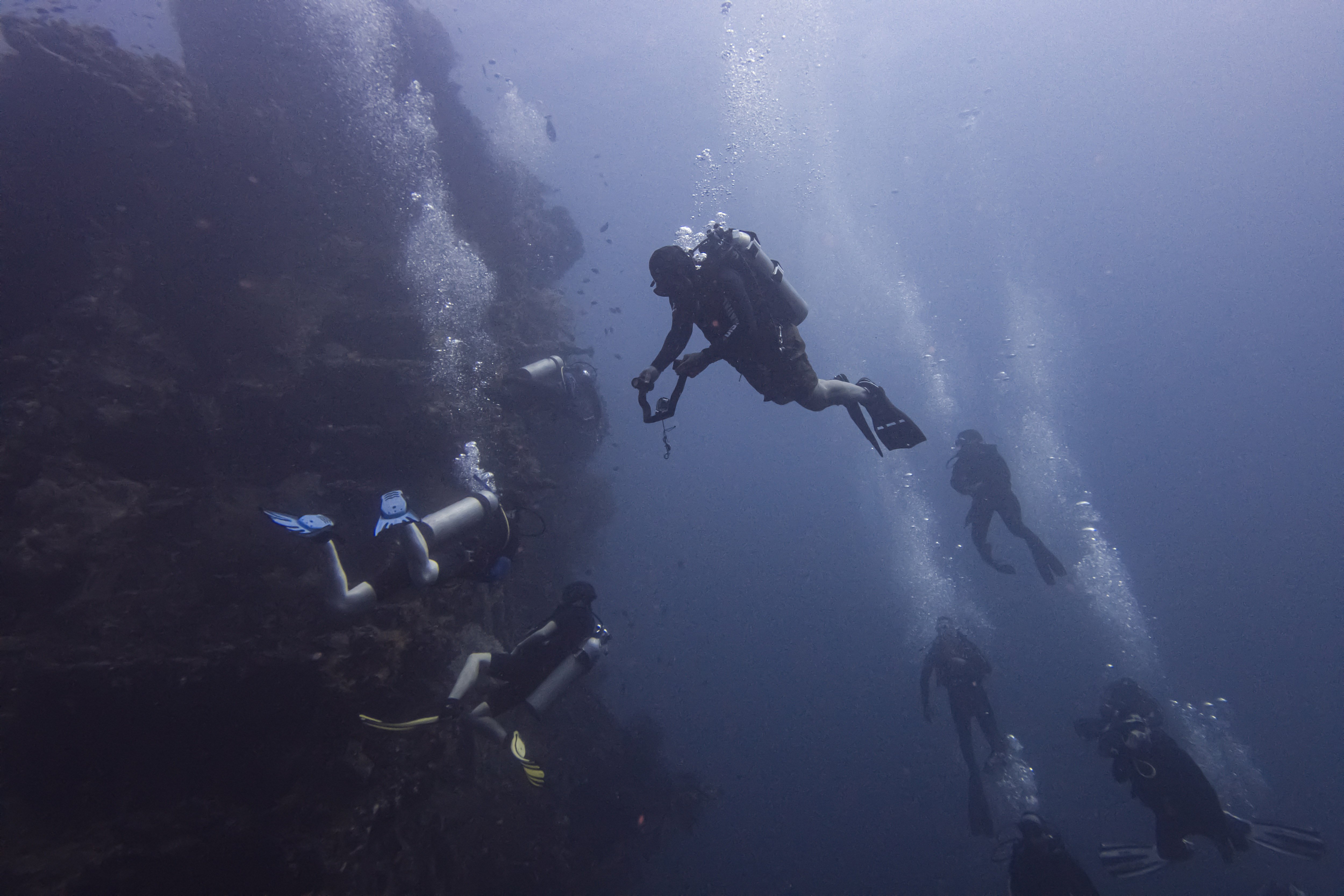 Sejumlah wisatawan melakukan penyelaman di Perairan Laut Tulamben di Desa Tulamben, Kubu, Karangasem, Bali.