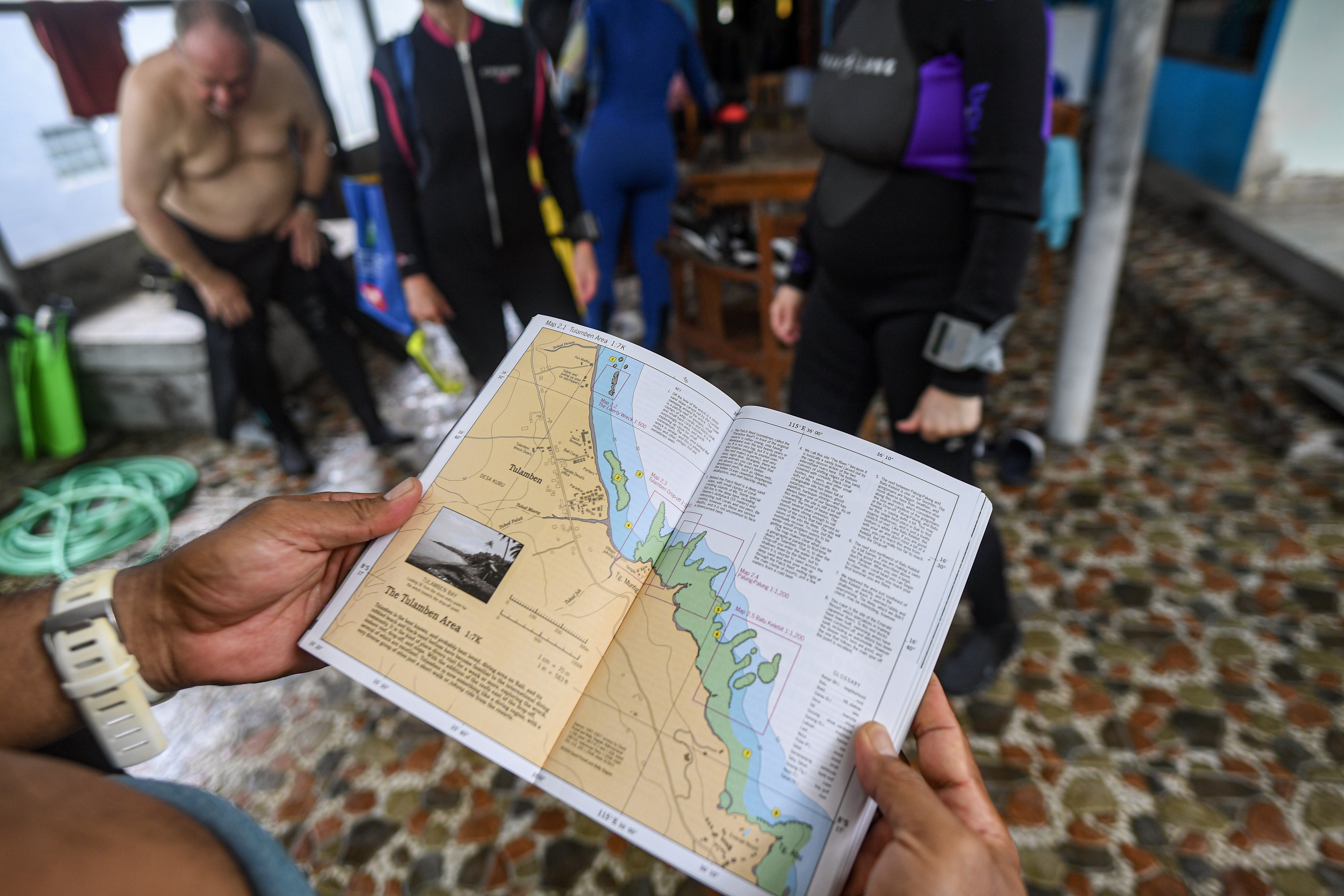 Seorang pendamping (buddy) menunjukan area penyelamn di Perairan Laut Tulamben di Desa Tulamben, Kubu, Karangasem, Bali.