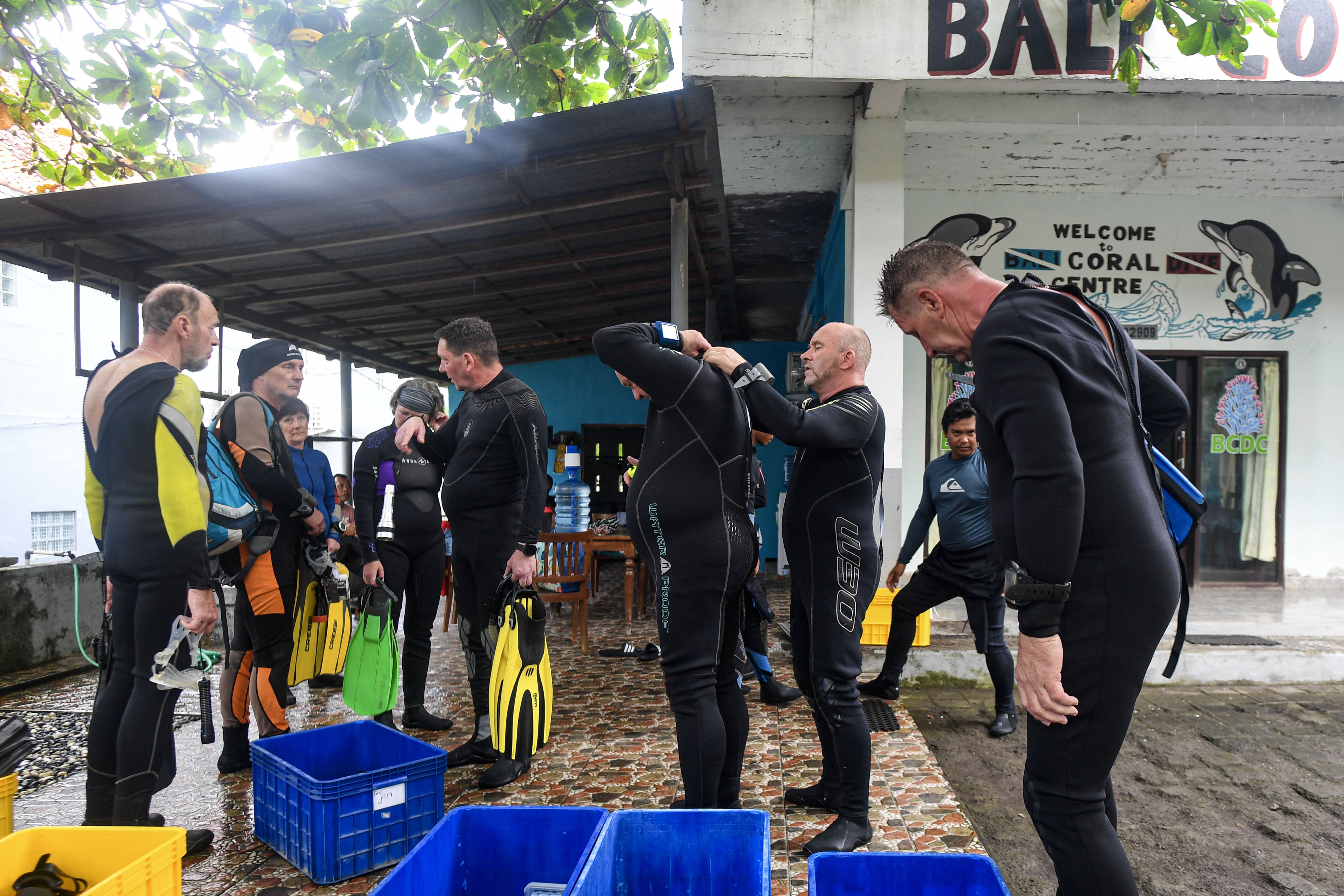 Sejumlah wisatawan bersiap melakukan penyelaman di Desa Tulamben, Kubu, Karangasem, Bali.