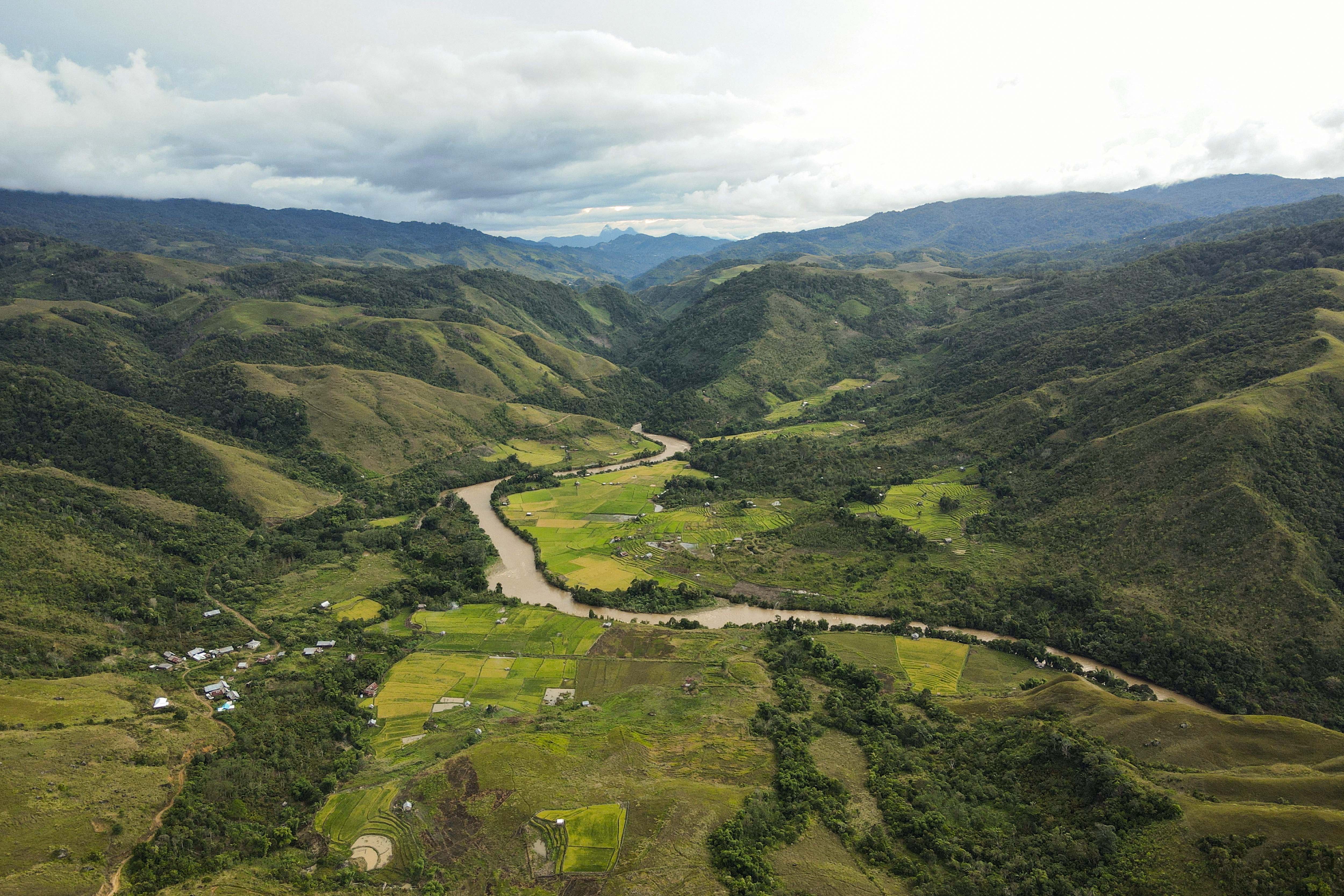 Foto udara wilayah Dusun Sae dengan aliran Sungai Betue di Desa Embonatana, Kecamatan Seko, Luwu Utara, Sulawesi Selatan.