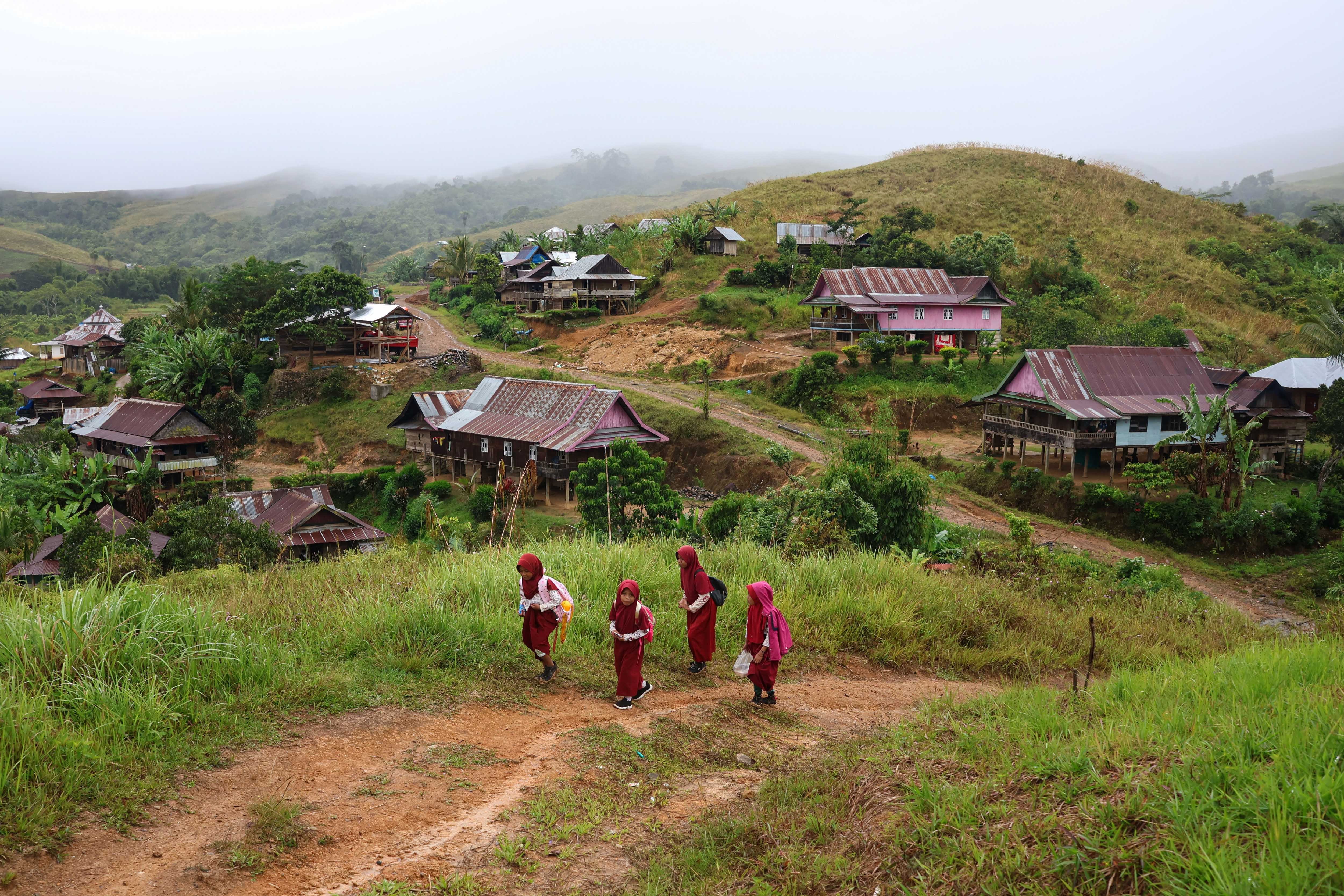 Sejumlah murid sekolah dasar berjalan menuju sekolahnya di Dusun Lambiri, Desa Embonatana, Kecamatan Seko, Luwu Utara, Sulawesi Selatan.