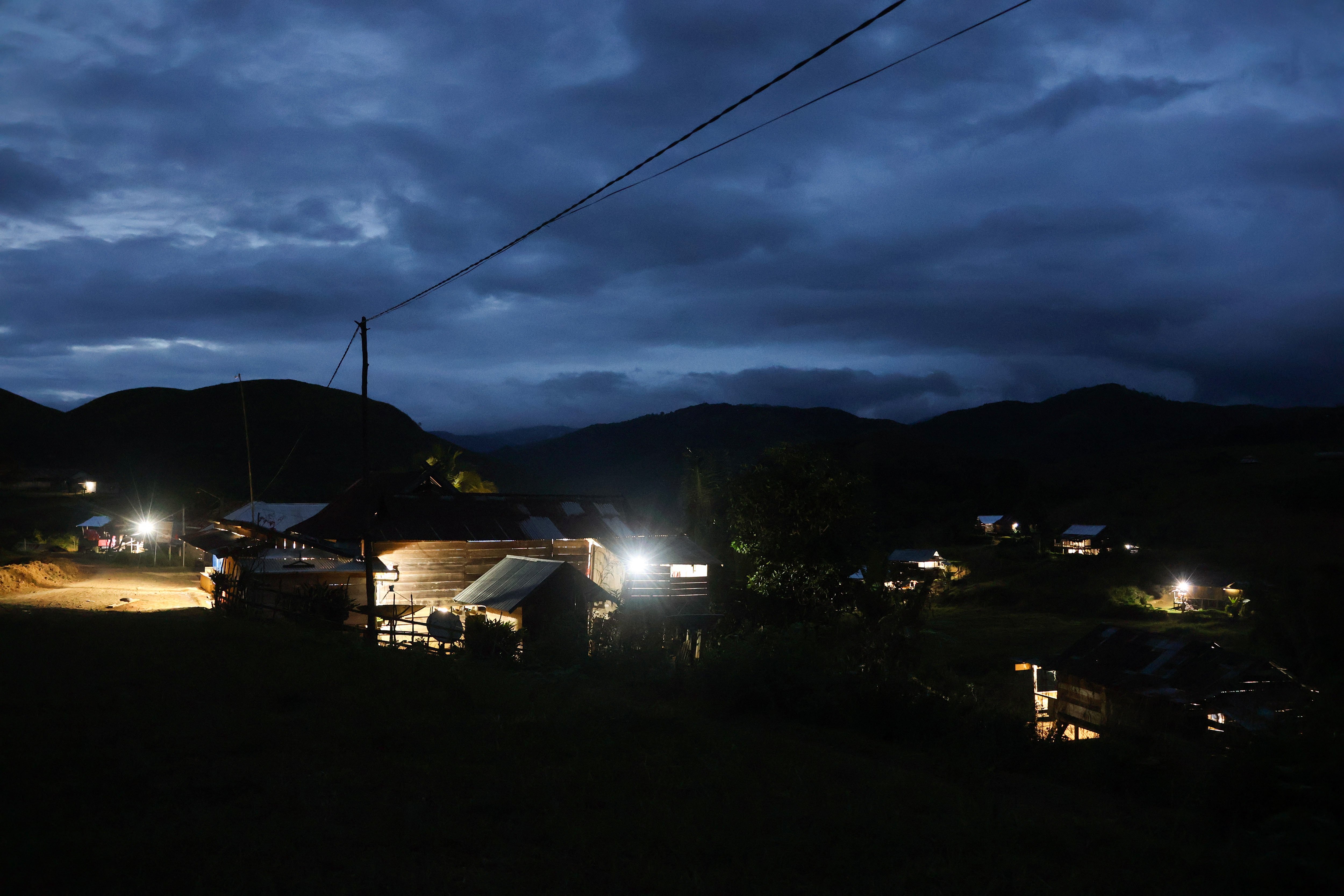 Sejumlah rumah warga menggunakan penerangan lampu neon dengan sumber energi listrik dari PLTMH Sae di Dusun Lambiri, Desa Embonatana, Kecamatan Seko, Luwu Utara, Sulawesi Selatan.
