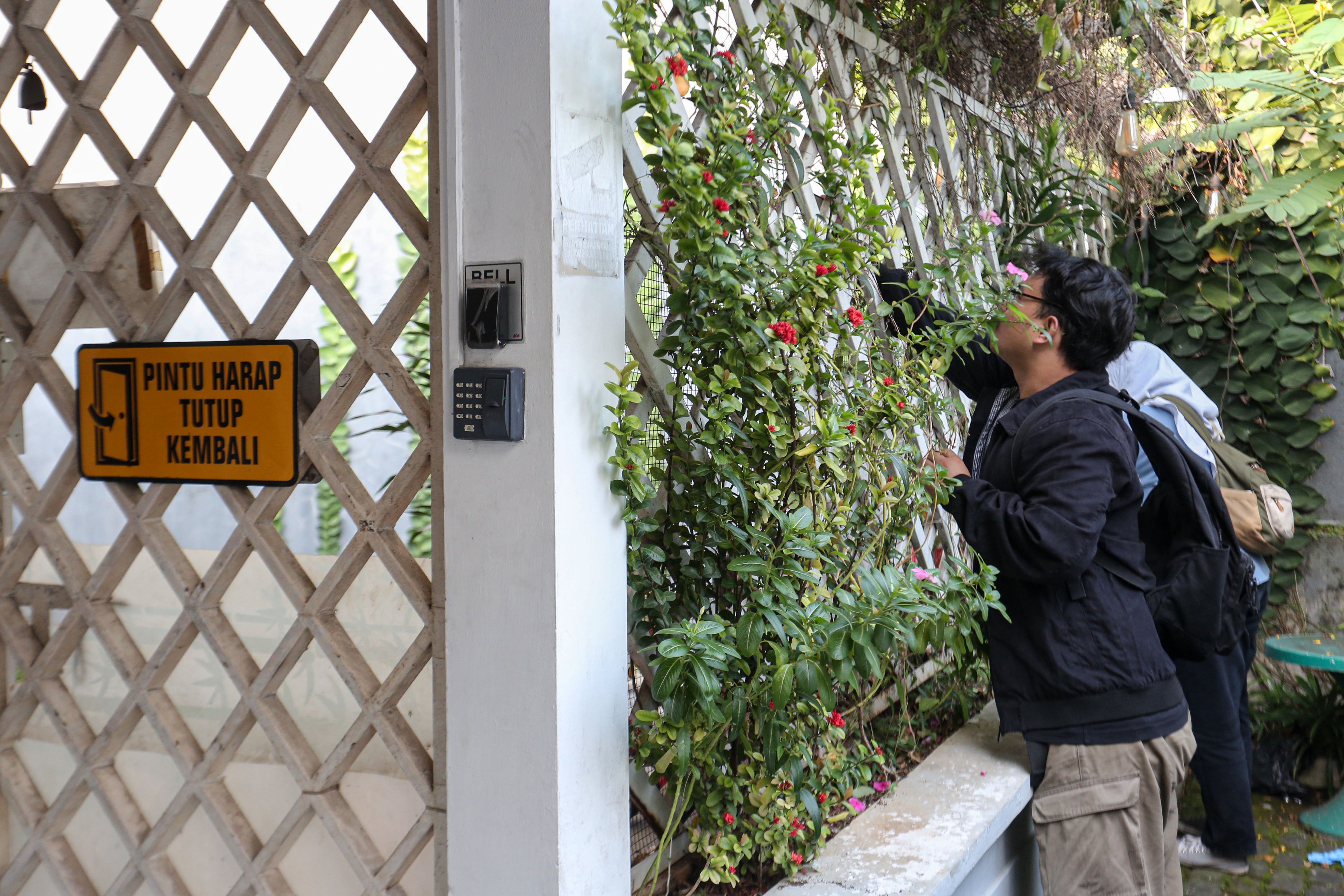Wartawan memotret suasana rumah kos tempat meninggalnya seorang diplomat Kementerian Luar Negeri berinisial ADP (39) di Jalan Gondangdia Kecil, Menteng, Jakarta Pusat, Kamis (10/7/2025). Berdasarkan keterangan Kapolsek Menteng, Polres Metro Jakarta Pusat Kompol Rezha Rahandhi, korban ditemukan tewas di dalam kamar kosnya dengan kondisi tubuh berbalut selimut pada Selasa (8/7) pagi.