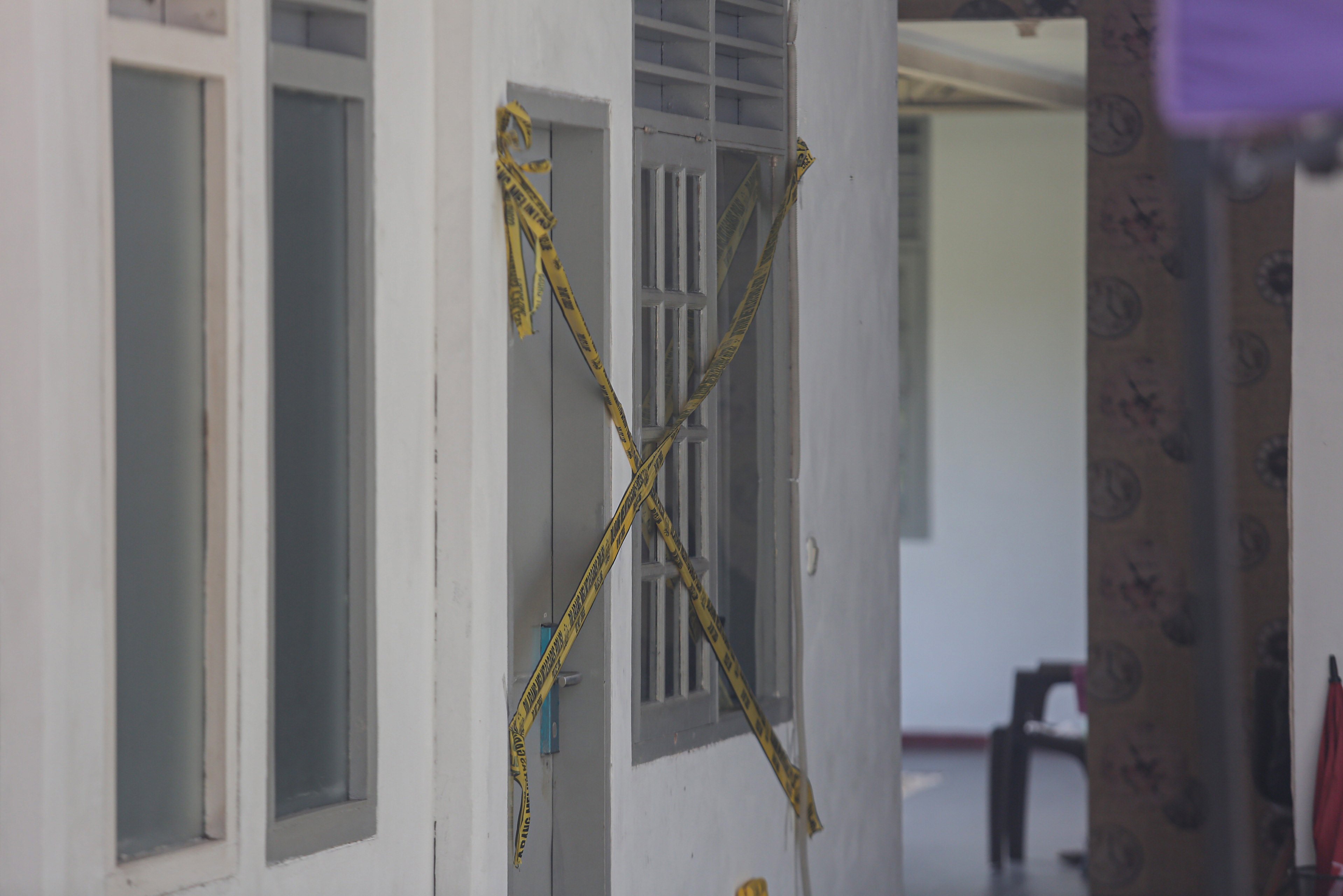 Garis polisi terpasang di kamar kos tempat meninggalnya seorang diplomat Kementerian Luar Negeri berinisial ADP (39) di Jalan Gondangdia Kecil, Menteng, Jakarta Pusat, Kamis (10/7/2025). Berdasarkan keterangan Kapolsek Menteng, Polres Metro Jakarta Pusat Kompol Rezha Rahandhi, korban ditemukan tewas di dalam kamar kosnya dengan kondisi tubuh berbalut selimut pada Selasa (8/7) pagi.