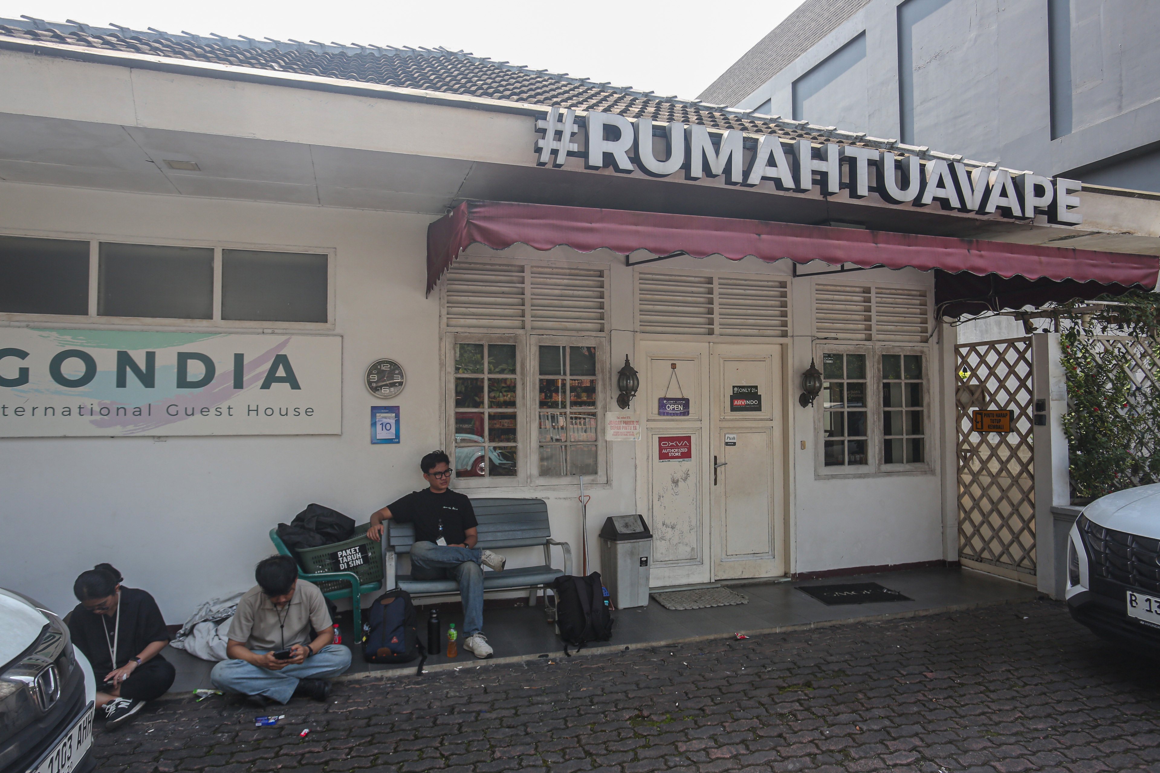 Sejumlah wartawan berada di sekitar rumah kos saat meliput berita meninggalnya seorang diplomat Kementerian Luar Negeri berinisial ADP (39) di dalam kamar kosnya di Jalan Gondangdia Kecil, Menteng, Jakarta Pusat, Kamis (10/7/2025). Berdasarkan keterangan Kapolsek Menteng, Polres Metro Jakarta Pusat Kompol Rezha Rahandhi, korban ditemukan tewas di dalam kamar kosnya dengan kondisi tubuh berbalut selimut pada Selasa (8/7) pagi.