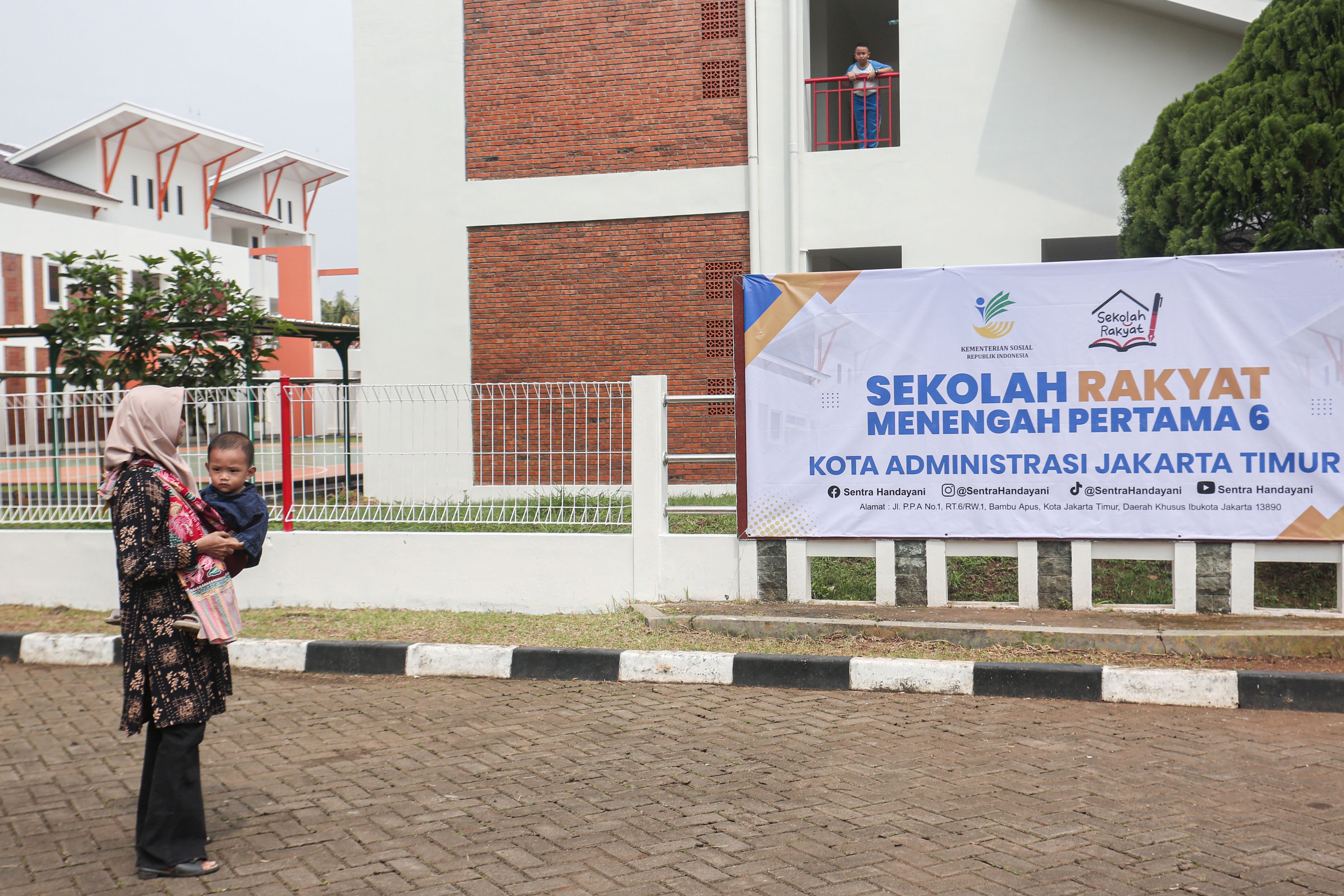 Orang tua melihat anaknya yang sedang mengikuti kegiatan Masa Pengenalan Lingkungan Sekolah (MPLS) di Sekolah Rakyat Menengah Pertama 6, Sentra Handayani, Bambu Apus, Jakarta Timur, Senin (14/7/2025). Pemerintah resmi memulai program Sekolah Rakyat pada tahap pertama yang dirancang sebagai sekolah berasrama dan diperuntukkan bagi siswa dari keluarga berpenghasilan rendah di 100 titik lokasi yang tersebar di seluruh wilayah Indonesia.