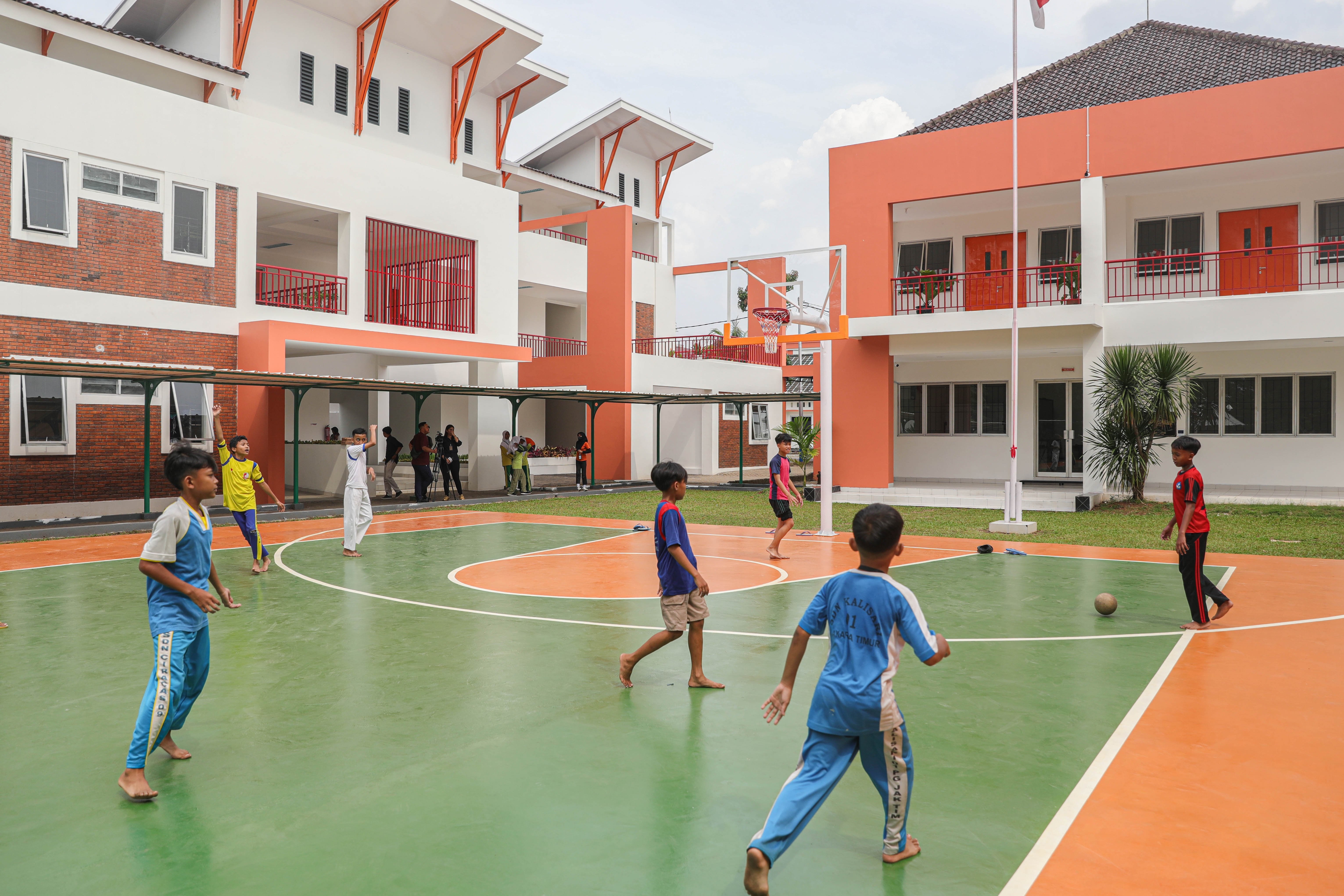 Sejumlah siswa bermain sepak bola saat mengikuti kegiatan Masa Pengenalan Lingkungan Sekolah (MPLS) di Sekolah Rakyat Menengah Pertama 6, Sentra Handayani, Bambu Apus, Jakarta Timur, Senin (14/7/2025). Pemerintah resmi memulai program Sekolah Rakyat pada tahap pertama yang dirancang sebagai sekolah berasrama dan diperuntukkan bagi siswa dari keluarga berpenghasilan rendah di 100 titik lokasi yang tersebar di seluruh wilayah Indonesia.