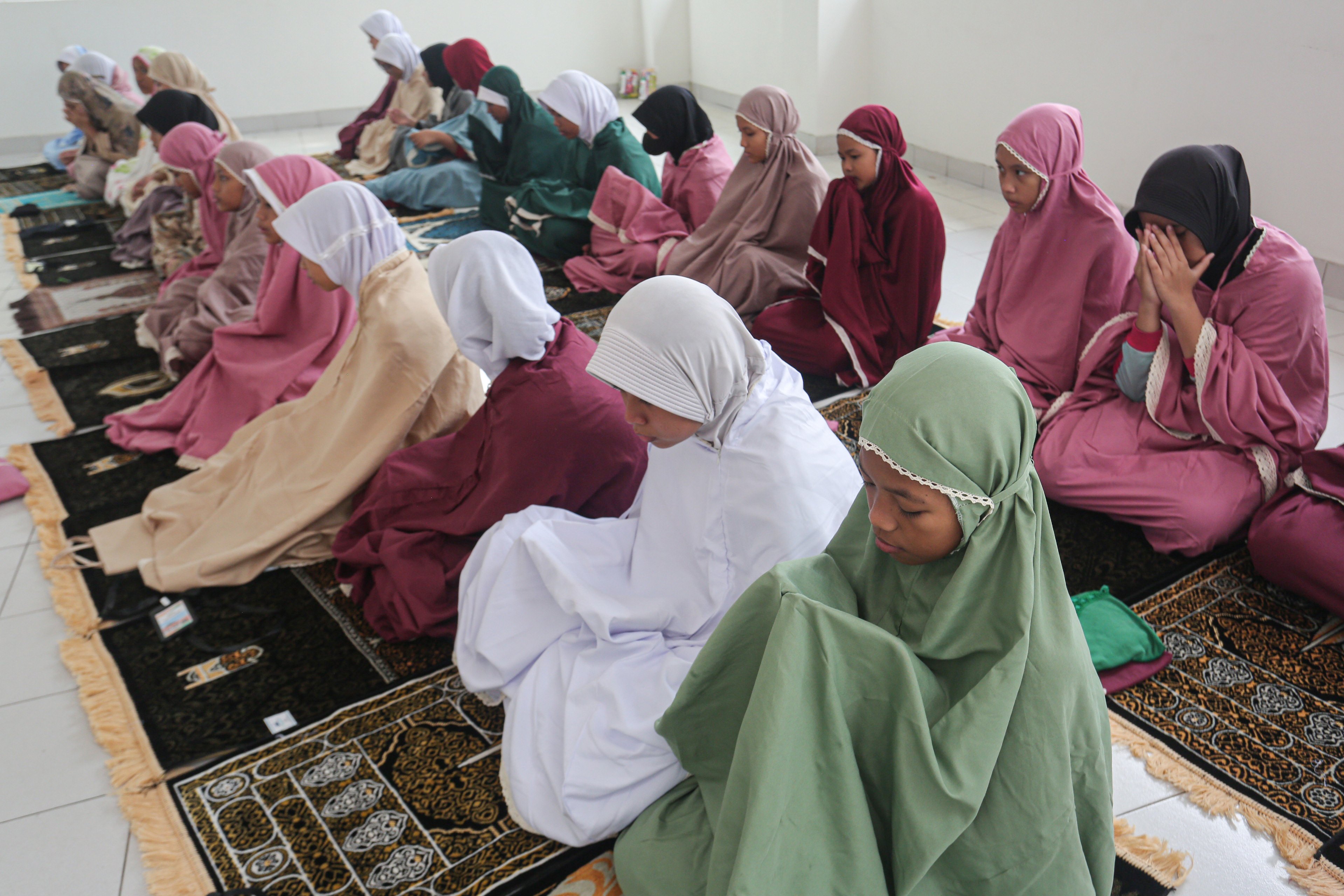 Sejumlah siswa melaksanakan salat zuhur berjamaah saat mengikuti kegiatan Masa Pengenalan Lingkungan Sekolah (MPLS) di Sekolah Rakyat Menengah Pertama 6, Sentra Handayani, Bambu Apus, Jakarta Timur, Senin (14/7/2025). Pemerintah resmi memulai program Sekolah Rakyat pada tahap pertama yang dirancang sebagai sekolah berasrama dan diperuntukkan bagi siswa dari keluarga berpenghasilan rendah di 100 titik lokasi yang tersebar di seluruh wilayah Indonesia.