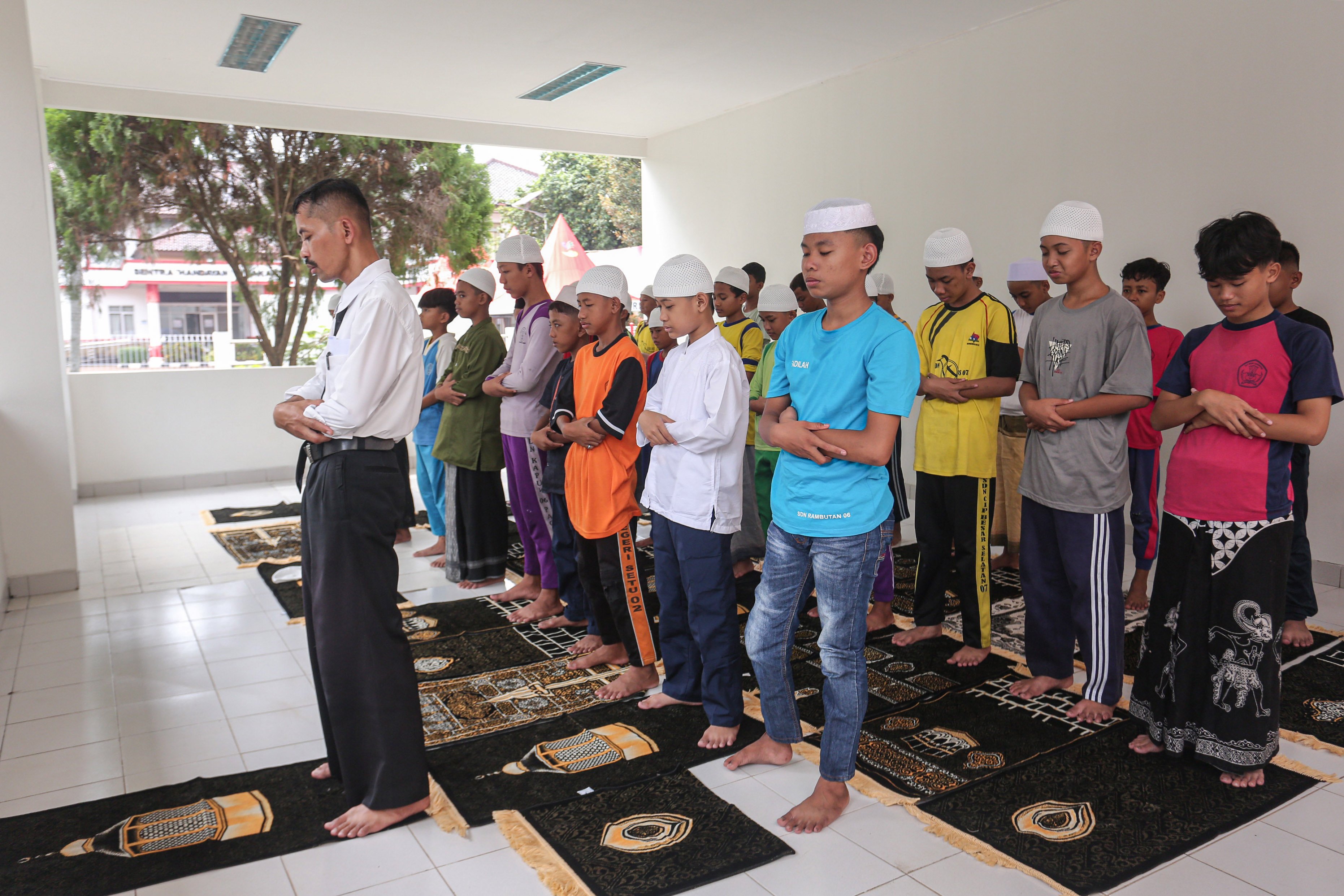 Sejumlah siswa melaksanakan salat zuhur berjamaah saat mengikuti kegiatan Masa Pengenalan Lingkungan Sekolah (MPLS) di Sekolah Rakyat Menengah Pertama 6, Sentra Handayani, Bambu Apus, Jakarta Timur, Senin (14/7/2025). Pemerintah resmi memulai program Sekolah Rakyat pada tahap pertama yang dirancang sebagai sekolah berasrama dan diperuntukkan bagi siswa dari keluarga berpenghasilan rendah di 100 titik lokasi yang tersebar di seluruh wilayah Indonesia.