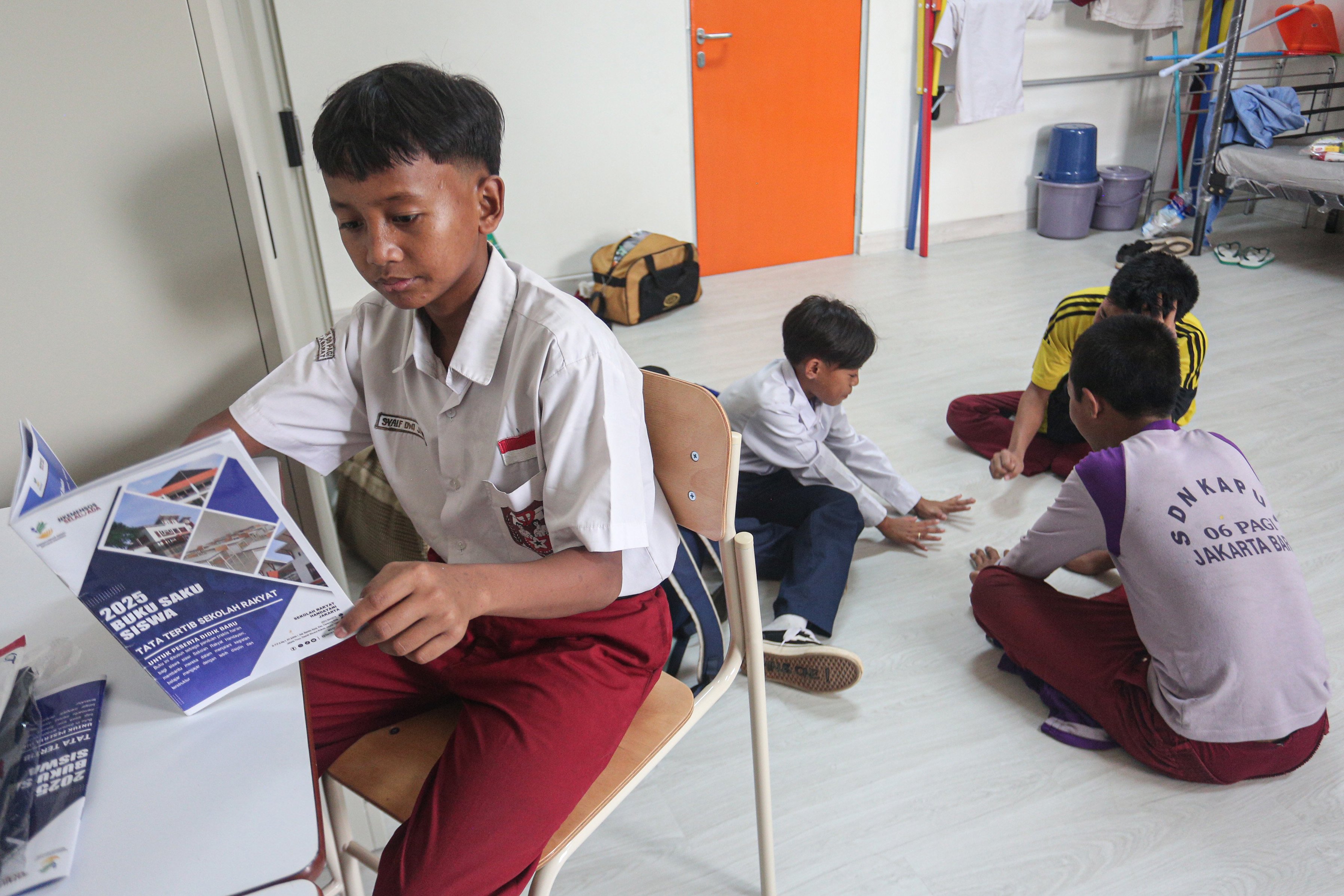 Sejumlah siswa beraktivitas di dalam kamar asrama saat mengikuti kegiatan Masa Pengenalan Lingkungan Sekolah (MPLS) di Sekolah Rakyat Menengah Pertama 6, Sentra Handayani, Bambu Apus, Jakarta Timur, Senin (14/7/2025). Pemerintah resmi memulai program Sekolah Rakyat pada tahap pertama yang dirancang sebagai sekolah berasrama dan diperuntukkan bagi siswa dari keluarga berpenghasilan rendah di 100 titik lokasi yang tersebar di seluruh wilayah Indonesia.