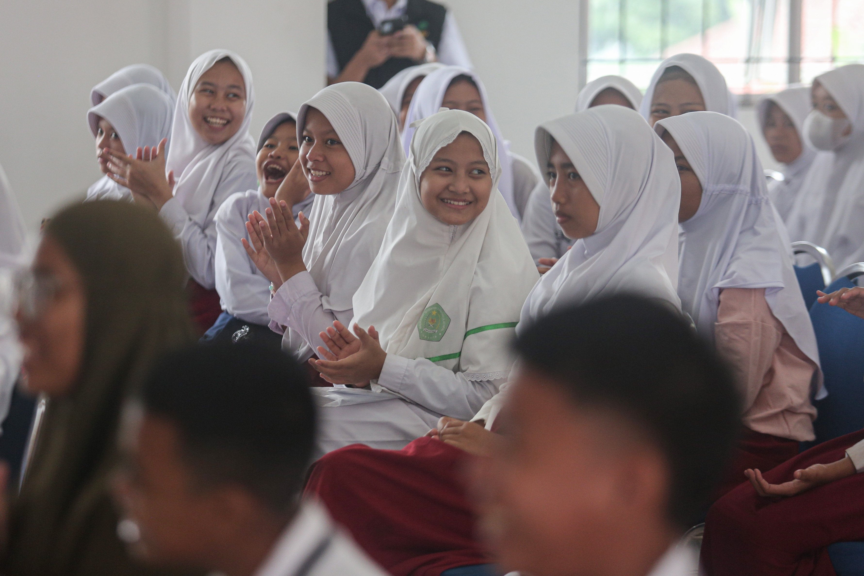 Sejumlah siswa mengikuti kegiatan Masa Pengenalan Lingkungan Sekolah (MPLS) di Sekolah Rakyat Menengah Pertama 6, Sentra Handayani, Bambu Apus, Jakarta Timur, Senin (14/7/2025). Pemerintah resmi memulai program Sekolah Rakyat pada tahap pertama yang dirancang sebagai sekolah berasrama dan diperuntukkan bagi siswa dari keluarga berpenghasilan rendah di 100 titik lokasi yang tersebar di seluruh wilayah Indonesia.
