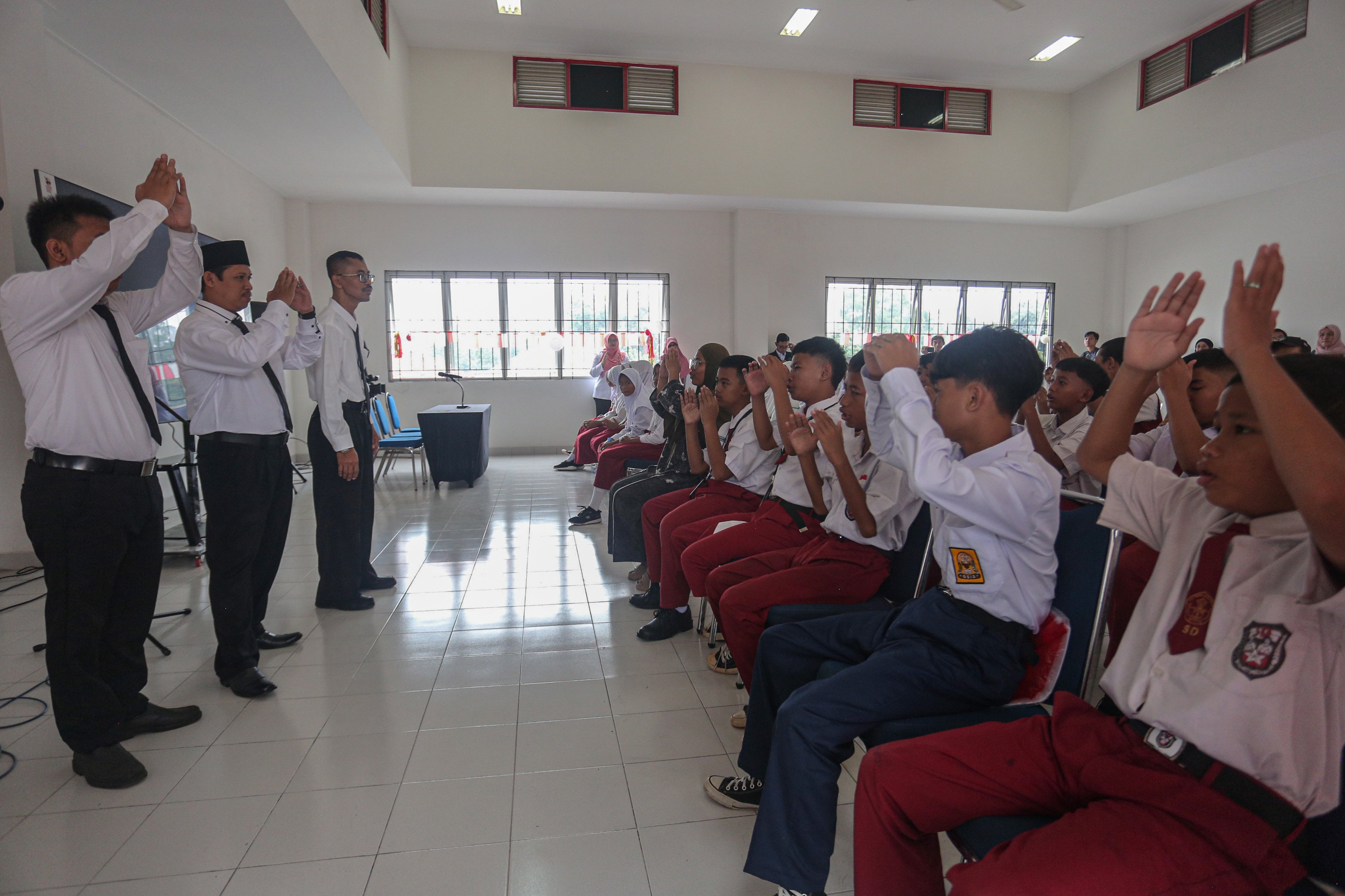 Sejumlah siswa mengikuti kegiatan Masa Pengenalan Lingkungan Sekolah (MPLS) di Sekolah Rakyat Menengah Pertama 6, Sentra Handayani, Bambu Apus, Jakarta Timur, Senin (14/7/2025). Pemerintah resmi memulai program Sekolah Rakyat pada tahap pertama yang dirancang sebagai sekolah berasrama dan diperuntukkan bagi siswa dari keluarga berpenghasilan rendah di 100 titik lokasi yang tersebar di seluruh wilayah Indonesia.