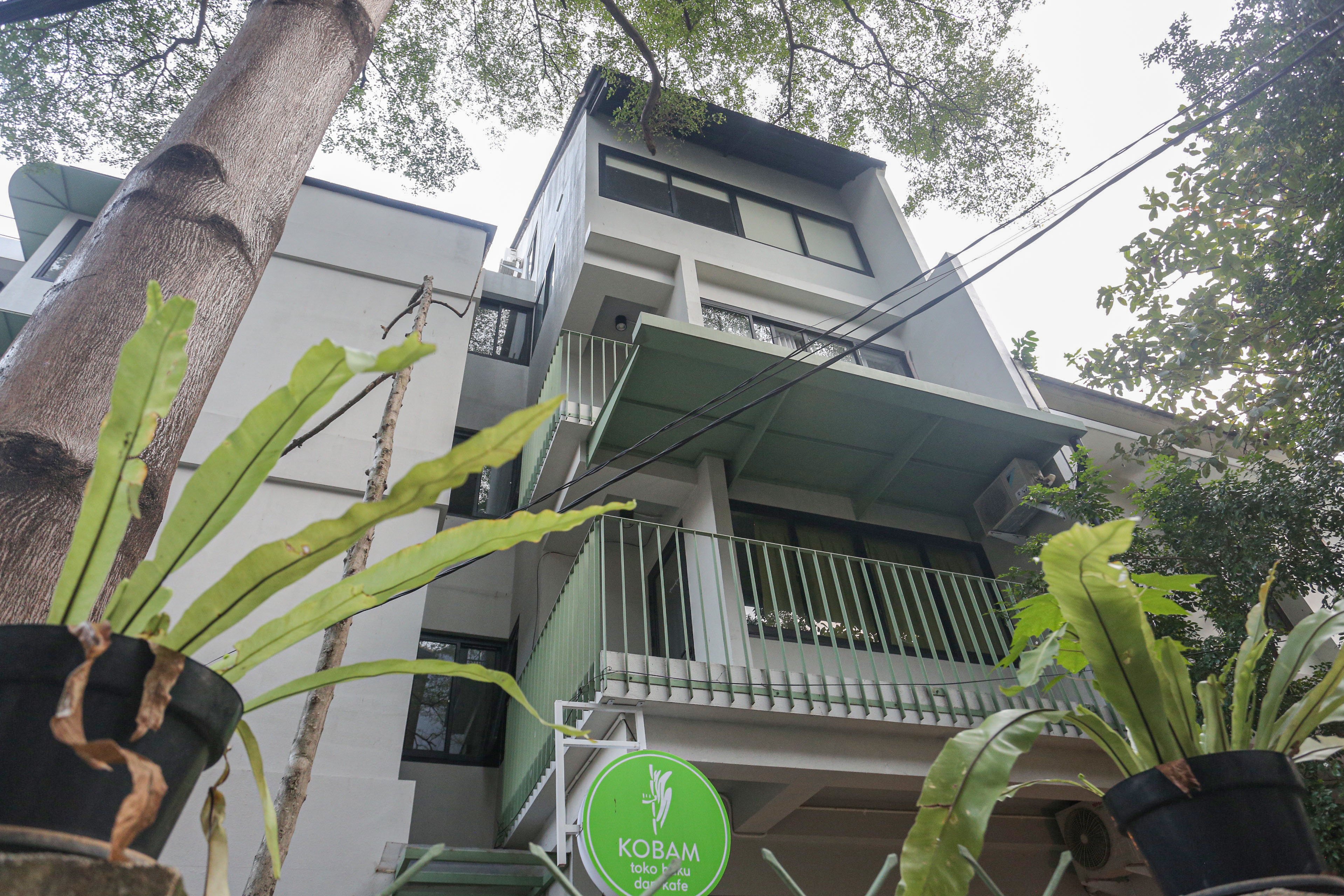 Suasana rumah flat di Jalan Rembang, Dukuh Atas, Menteng, Jakarta Pusat, Jumat (11/7/2025). Bangunan empat lantai dengan hunian sebanyak 10 unit dengan harga konstruksi berkisar Rp 300 juta hingga Rp 1 miliar per unitnya yang dikelola melalui skema koperasi ini menjadi salah satu solusi hunian terjangkau di pusat Kota Jakarta.