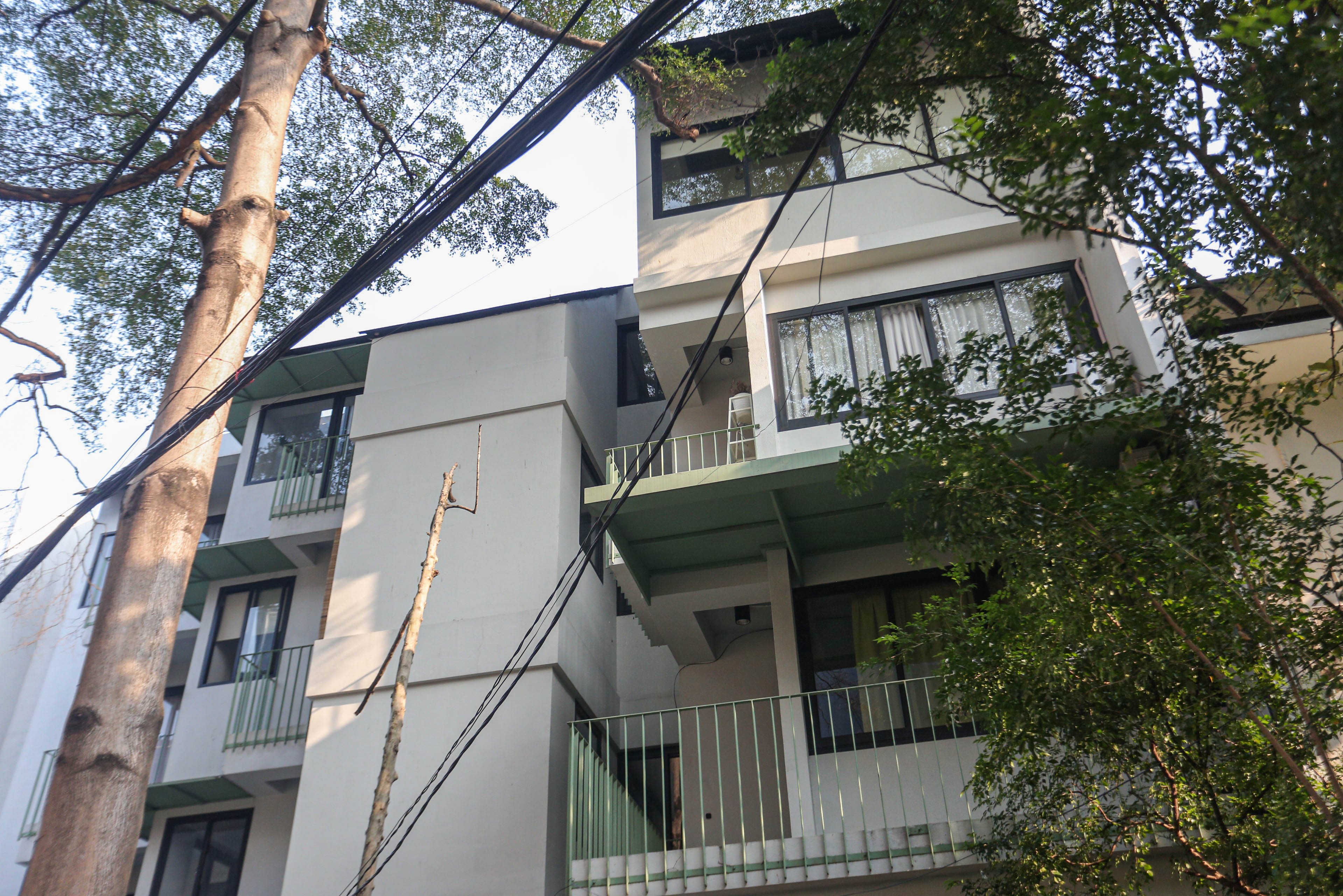 Suasana rumah flat di Jalan Rembang, Dukuh Atas, Menteng, Jakarta Pusat, Jumat (11/7/2025). Bangunan empat lantai dengan hunian sebanyak 10 unit dengan harga konstruksi berkisar Rp 300 juta hingga Rp 1 miliar per unitnya yang dikelola melalui skema koperasi ini menjadi salah satu solusi hunian terjangkau di pusat Kota Jakarta.