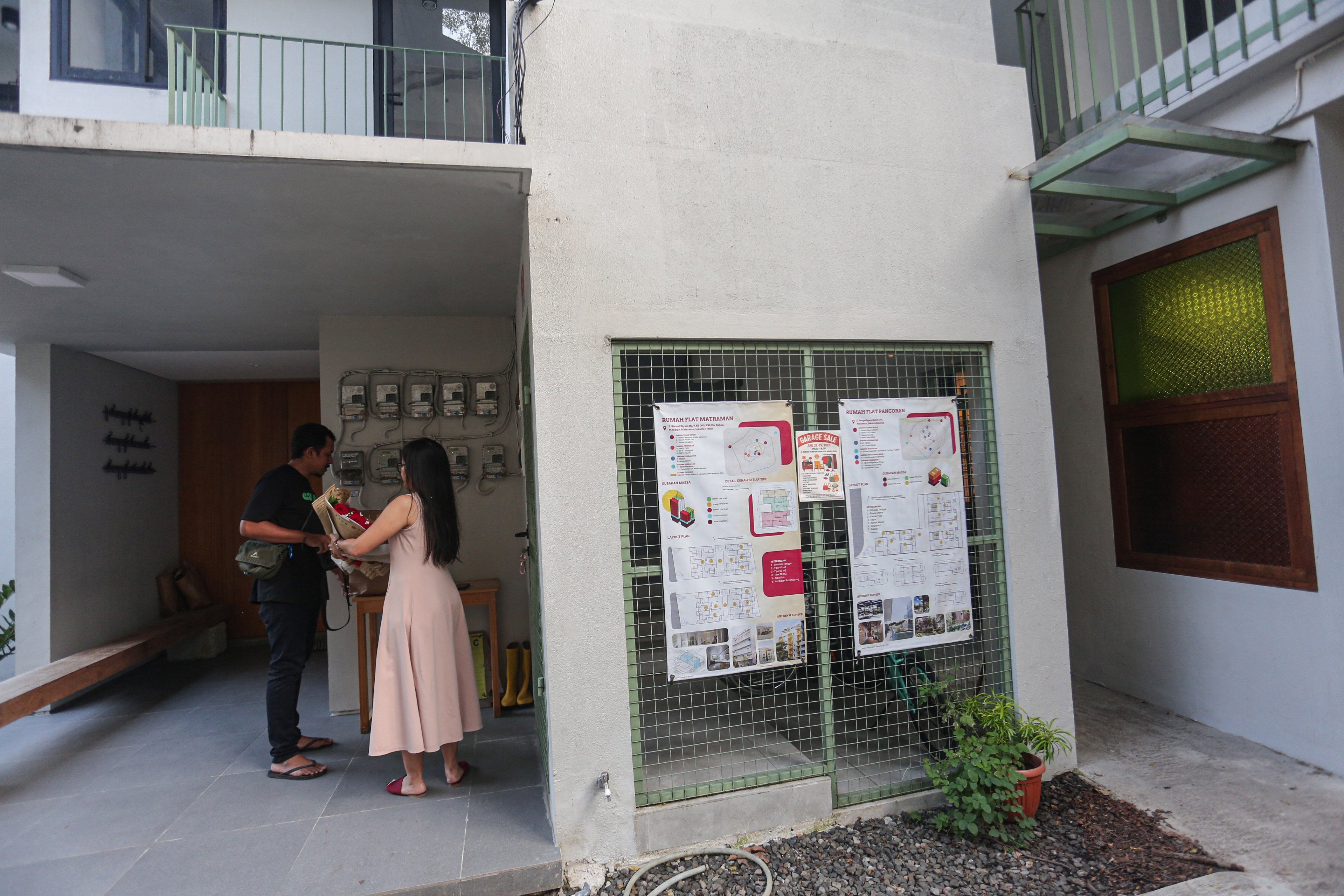 Penghuni rumah beraktivitas di rumah flat di Jalan Rembang, Dukuh Atas, Menteng, Jakarta Pusat, Jumat (11/7/2025). Bangunan empat lantai dengan hunian sebanyak 10 unit dengan harga konstruksi berkisar Rp 300 juta hingga Rp 1 miliar per unitnya yang dikelola melalui skema koperasi ini menjadi salah satu solusi hunian terjangkau di pusat Kota Jakarta.