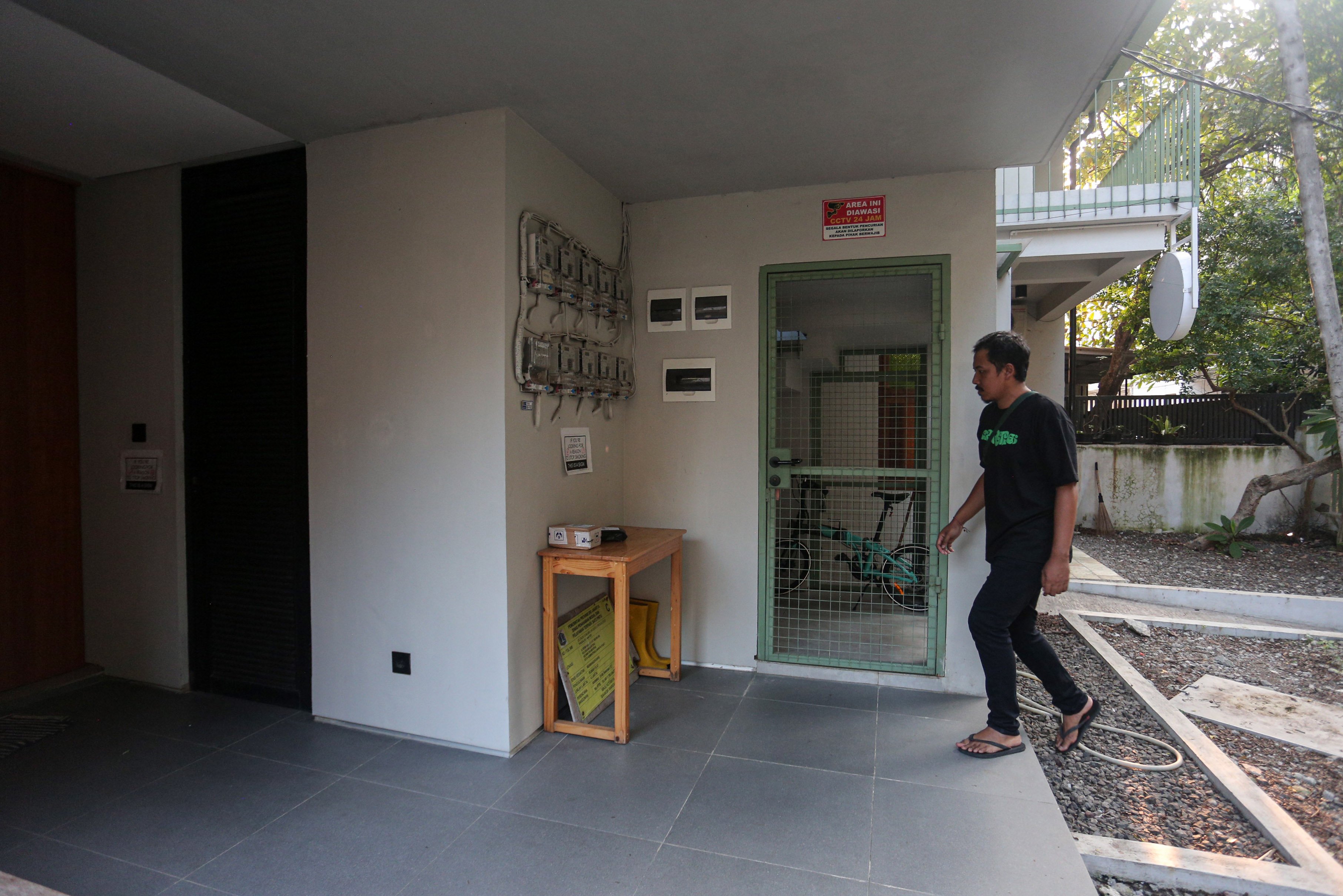 Seorang penghuni rumah beraktivitas di rumah flat di Jalan Rembang, Dukuh Atas, Menteng, Jakarta Pusat, Jumat (11/7/2025). Bangunan empat lantai dengan hunian sebanyak 10 unit dengan harga konstruksi berkisar Rp 300 juta hingga Rp 1 miliar per unitnya yang dikelola melalui skema koperasi ini menjadi salah satu solusi hunian terjangkau di pusat Kota Jakarta.