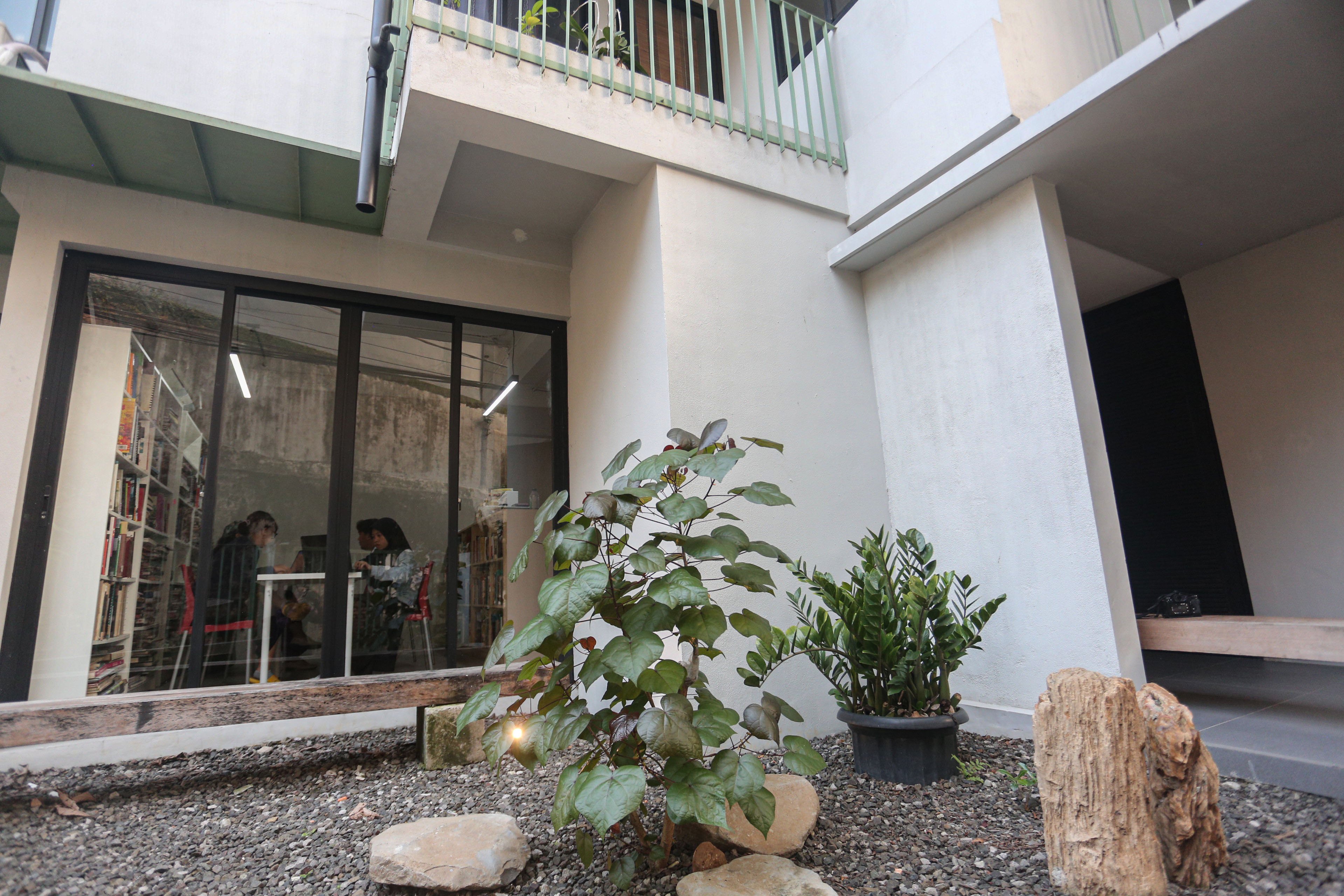 Suasana rumah flat di Jalan Rembang, Dukuh Atas, Menteng, Jakarta Pusat, Jumat (11/7/2025). Bangunan empat lantai dengan hunian sebanyak 10 unit dengan harga konstruksi berkisar Rp 300 juta hingga Rp 1 miliar per unitnya yang dikelola melalui skema koperasi ini menjadi salah satu solusi hunian terjangkau di pusat Kota Jakarta.