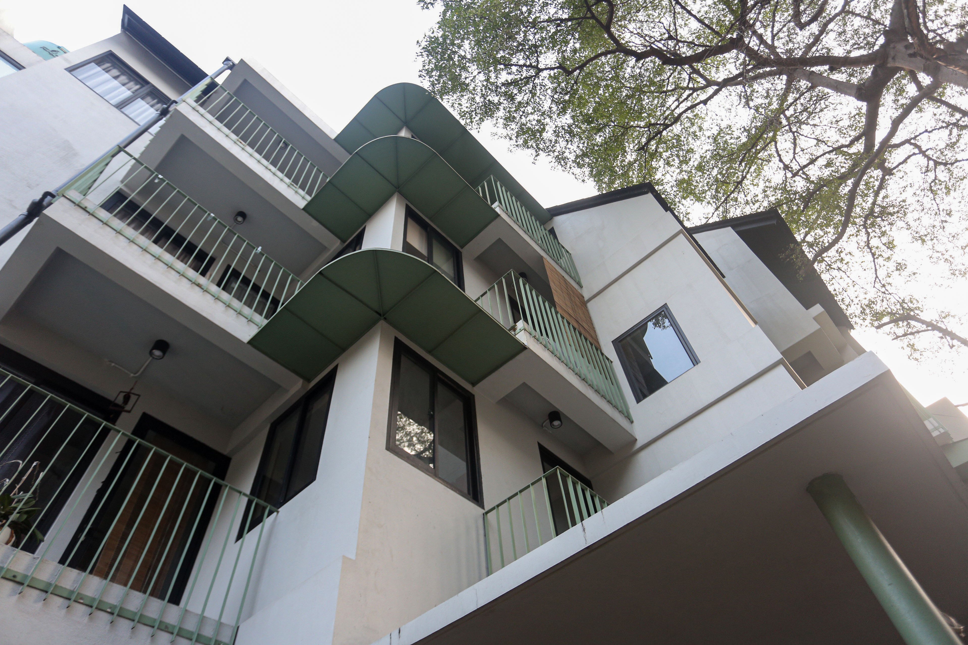 Suasana rumah flat di Jalan Rembang, Dukuh Atas, Menteng, Jakarta Pusat, Jumat (11/7/2025). Bangunan empat lantai dengan hunian sebanyak 10 unit dengan harga konstruksi berkisar Rp 300 juta hingga Rp 1 miliar per unitnya yang dikelola melalui skema koperasi ini menjadi salah satu solusi hunian terjangkau di pusat Kota Jakarta.