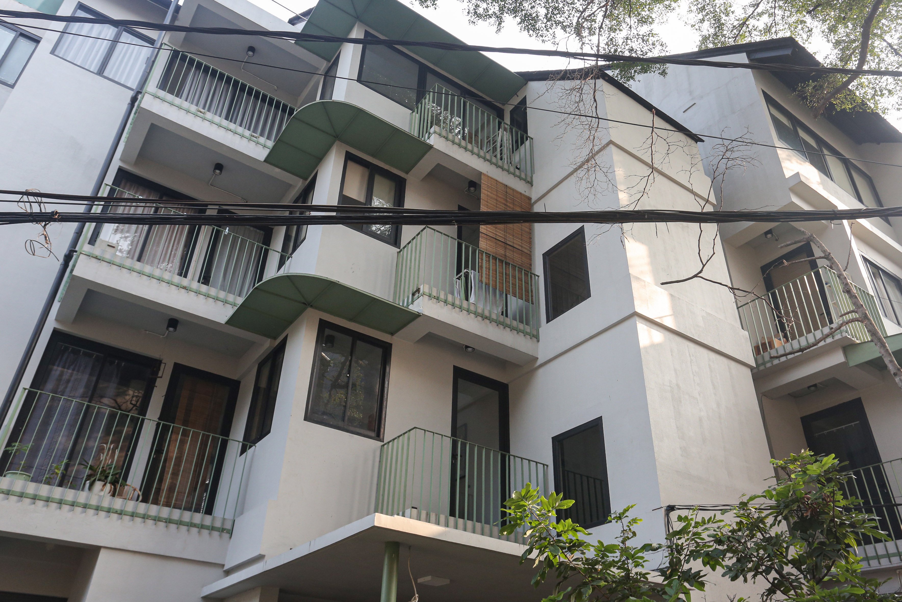 Suasana rumah flat di Jalan Rembang, Dukuh Atas, Menteng, Jakarta Pusat, Jumat (11/7/2025). Bangunan empat lantai dengan hunian sebanyak 10 unit dengan harga konstruksi berkisar Rp 300 juta hingga Rp 1 miliar per unitnya yang dikelola melalui skema koperasi ini menjadi salah satu solusi hunian terjangkau di pusat Kota Jakarta.