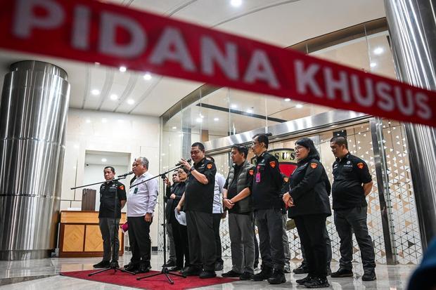 Direktur Penyidikan Jaksa Agung Muda Tindak Pidana Khusus (Jampidsus) Abdul Qohar (kelima kanan) didampingi Kapuspenkum Kejagung Harli Siregar (kedua kiri) menyampaikan keterangan pers terkait perkembangan penyidikan kasus dugaan korupsi digitalisasi pendidikan di Gedung Kejaksaan Agung, Jakarta, Selasa (15/7/2025). Kejagung menetapkan empat tersangka karena terbukti menyalahgunakan kewenangan dalam kasus dugaan korupsi pengadaan sistem chromebook di Kemendikbudristek yang merugikan negara Rp1,980 triliun.
