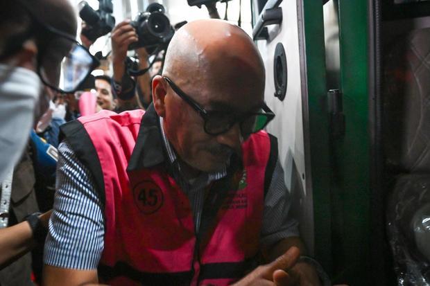 Tersangka kasus dugaan korupsi digitalisasi pendidikan di Kemendikbudristek, mantan Direktur SMP Kemendikbudristek 2020 Mulyatsyah memasuki mobil tahanan di Gedung Kejaksaan Agung, Jakarta, Selasa (15/7/2025). Kejagung menetapkan empat tersangka karena terbukti menyalahgunakan kewenangan dalam kasus dugaan korupsi pengadaan sistem chromebook di Kemendikbudristek yang merugikan negara Rp1,980 triliun.